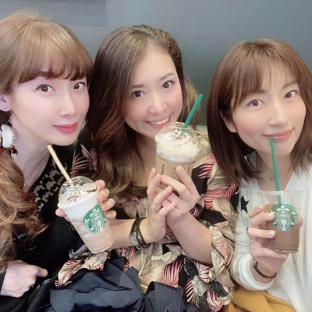 庄司ゆうこさんのインスタグラム写真 - (庄司ゆうこInstagram)「今日はメンテナンスday🤗💖 フットジェルは赤にして、大好きな星柄も入れてポジティブスターネイルにしてもらいました✨笑 そして @sakairyuseitai 酒井流整体で２時間ガッツリ全身ほぐしてもらってスッキリ🌟 ここ最近腰が痛かったんだけど、終わったらかーなり、楽になってました❣️ ももちゃんがどんどん重くなってきていて、抱っこするとすぐに腰痛くなってしまう😂もっと足腰鍛えないとだね🤣 そして昨日は女性経営者でもあり、先輩ママでもある2人に仕事の話、育児の話やたくさん聞けていい刺激になりました❣️ コロナのせいで楽しみにしていた仕事が立て続けになくなって落ち込んでいましたが、こんな時こそ今出来る何かをやらなきゃね！！ とりあえずコロナのバカヤロー‼️って叫んでスッキリしました。笑 そして来月楽しみな予定もあるからそれを楽しみに頑張る💪✨ 今日は宇宙元旦の日❣️何かをスタートしたり、じっくり考えるには最適の日🌟久しぶりにやりたいことリストでも書き出そうかなぁ🤗💖 #宇宙元旦#ネイルチェンジ#フットジェル#オブジェ#酒井流整体#整体#渋谷#生後11ヶ月#ももちゃんです🤗#女の子ママ#表情豊か#やりたいことリスト#書き出すぞ#自分と向き合う」3月20日 21時15分 - yuko.shoji