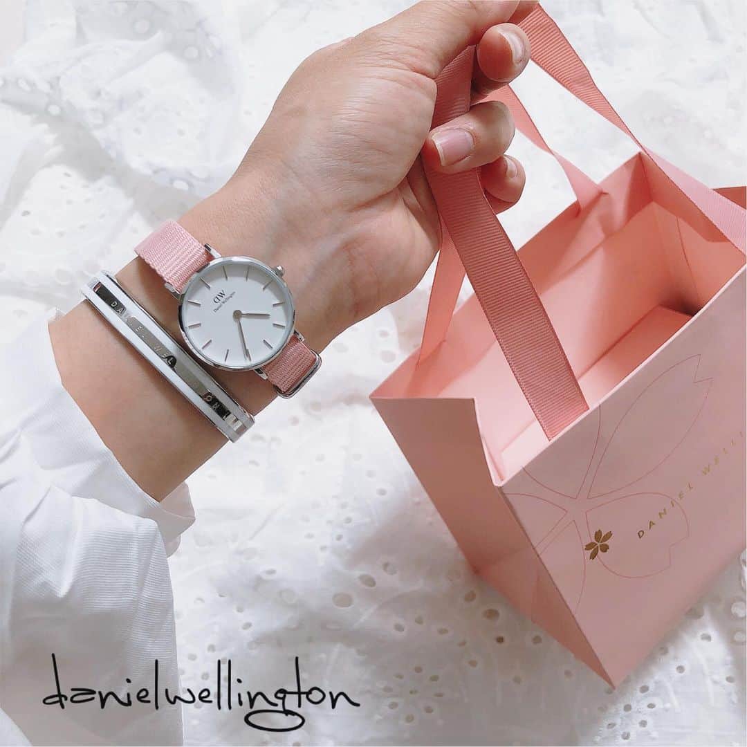 のインスタグラム：「・ ・ @danielwellington から春らしいピンクのベルトが期間限定で登場☺️🌸 ピンク×シルバーの組み合わせが可愛い♡ PETITE ROSEWATER 28MMを着用しています⌚️ ・ 🌸4/20まで、フラワーシーズン限定ウォッチ期間限定販売 🌸サクラの限定ラッピング＆しおりは公式WEBショップで数量限定でご用意 ・ 15％OFFクーポンコード：【miyopu】 （DW公式直営店舗とWEBショップにて使用可能です） https://www.danielwellington.com/jp ・ ・ ・ #danielwellington#ダニエルウェリントン#DW#watch#時計#腕時計#手元#gift#アクセサリー#ブレスレット#プレゼント#贈り物#シンプル#シルバー#春#春コーデ#桜#ピンク#期間限定」