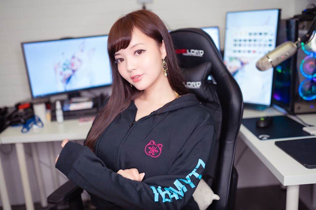 YingTzeさんのインスタグラム写真 - (YingTzeInstagram)「Last Day to order YTZ Hoodie Jacket ! 🔔✨ ( me tonight fighting for Mythical Glory before season end wish me luck !! ) _ Last day to order the YTZ Hoodie Jacket before it’s gone forever ! This jacket will not be reproduced anymore after this so grab it nowww.  _ All jackets will take 2 weeks to make so estimated shipping date will be mid April. Thank you for all your patience ! 🙏🏻❤️ Malaysia : https://forms.gle/hHazaSLTG2sfZfucA  International : yingtze.bigcartel.com _ 📸 @kenn_tee  #blessed #TeamYTZ #hoodie #gamergirls」3月20日 21時16分 - yingtze