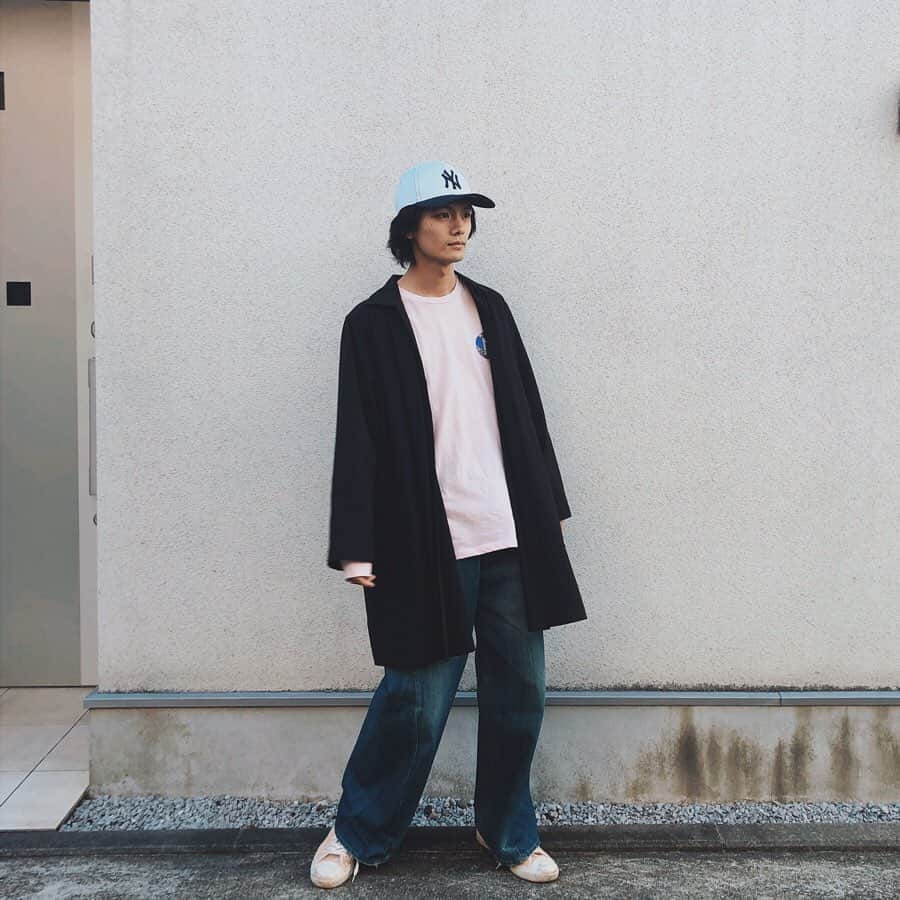 長坂 睦生のインスタグラム：「【 #Fashion_mut】﻿﻿ ・メンズのピンクコーデは淡色でさらっと。﻿﻿ クレジットはスライド☞﻿﻿ ----------------------------------------------﻿ ﻿今日は花見だったからピンクを着たかった！﻿ メンズのピンクはビビッドカラーより﻿﻿ 淡目の色でシューズとかインナーに﻿﻿ さらっと主張しすぎずに入れるのが良いと思う◎﻿﻿ #newera #urbanoutfitters #リップル洋品店 #levis #converse」