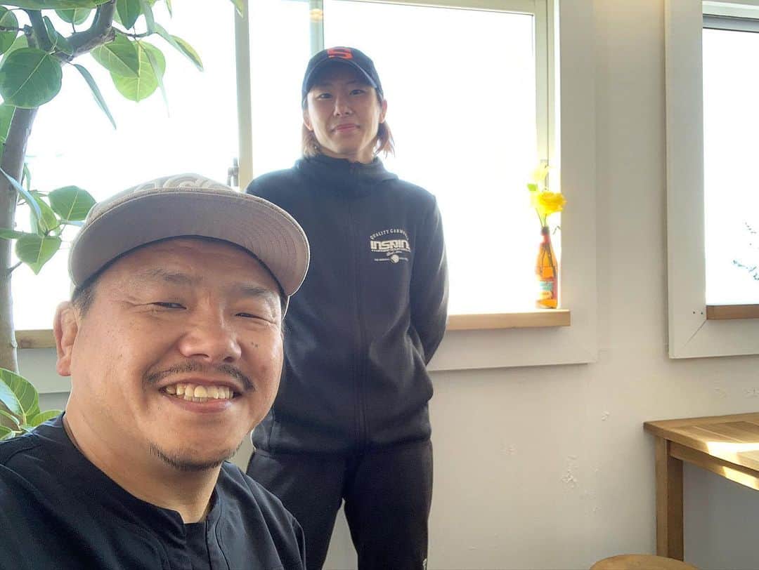 阿部裕幸さんのインスタグラム写真 - (阿部裕幸Instagram)「@sunriseshackjapan  オープンしました😊 みんな稲村来たらココね☝🏻 #sunriseshackjapan #cafe」3月20日 21時21分 - abeani111