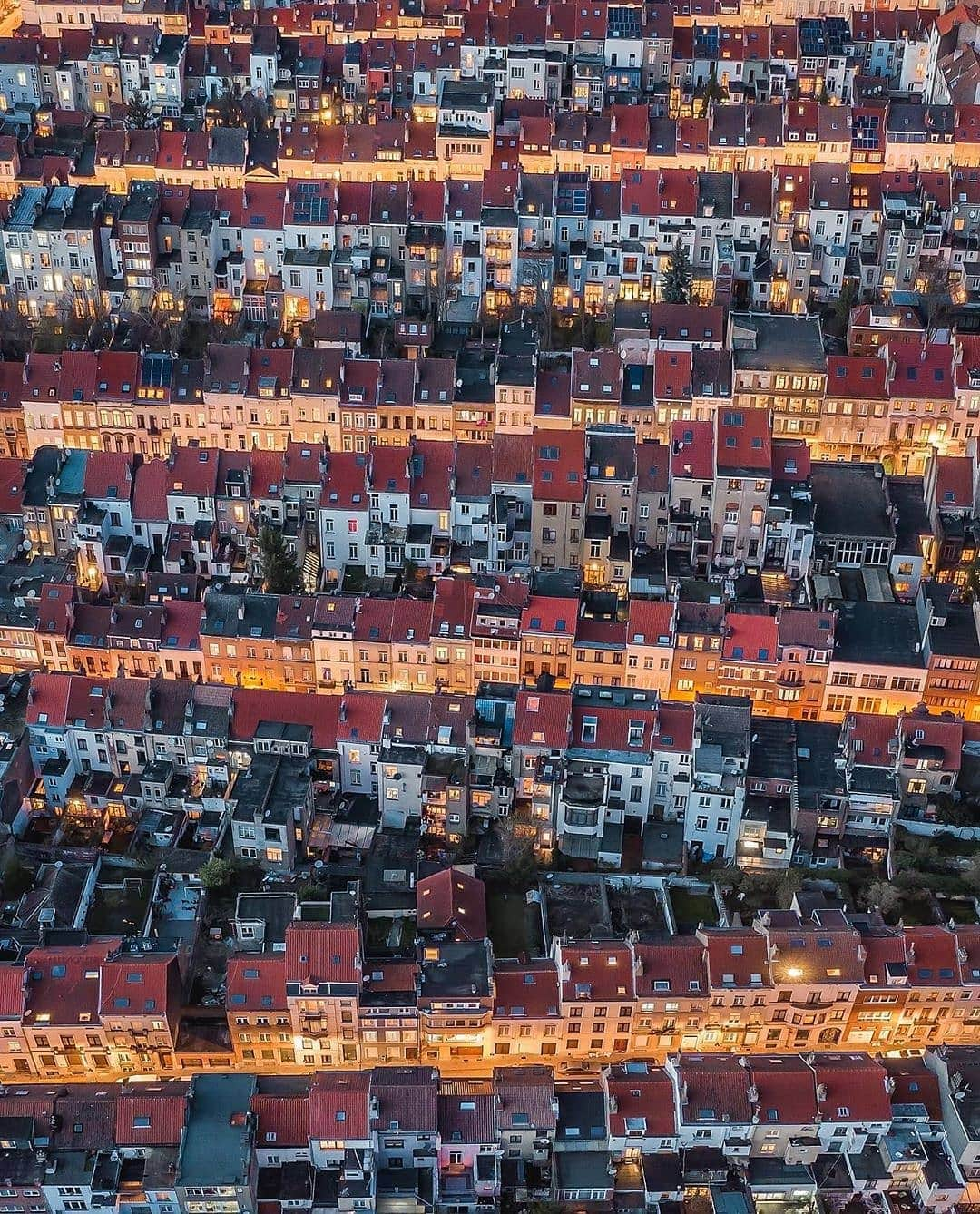 BEAUTIFUL DESTINATIONSさんのインスタグラム写真 - (BEAUTIFUL DESTINATIONSInstagram)「Golden hour reflecting off the homes in Brussels, Belgium ✨ What time of day is your favorite? We love this golden light for shooting photos! (📸: @sebastien.nagy 📍: Brussels, Belgium)」3月20日 21時32分 - beautifuldestinations