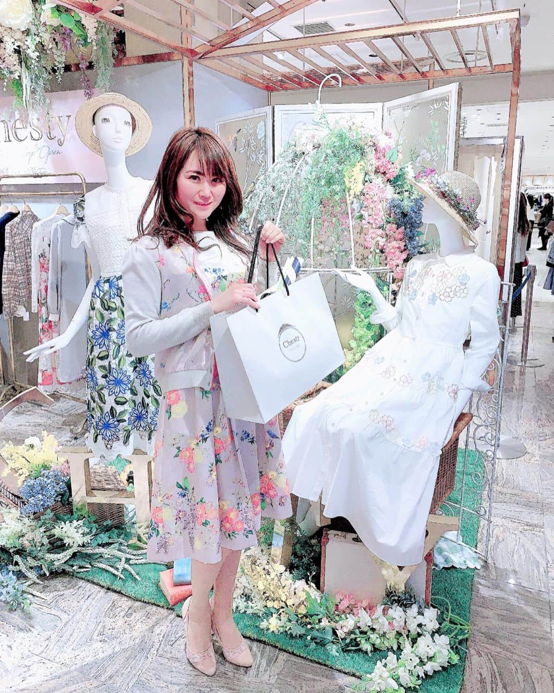 Miku Hirata 平田未来さんのインスタグラム写真 - (Miku Hirata 平田未来Instagram)「#新宿伊勢丹 で開催中の　#chestylimitedshop へ行ってきました💐😊💕 春夏新作が見れてハッピーに💠  気になるワンピースやハローキティ コラボの商品まで試着してみました👗😊 ピンクは今回販売なしで、いつもとはちょっと違う色にしてみたり✨  チェスティ好きな方ともお会いできて 楽しくなりました💓  24日まで開催中です❣️ 伊勢丹2階です😊  #chesty #chestyコラボ #isetan #isetanshinjuku #伊勢丹限定 #チェスティ #チェスティコーデ #チェスティワンピース #チェスティコラボ #チェスティ好きな方と繋がりたい どんだけなの私笑 #春夏コーデ #春夏ファッション #春夏新作 #2020ss #春物コーデ　#期間限定ショップ」3月20日 21時28分 - miku.hirata