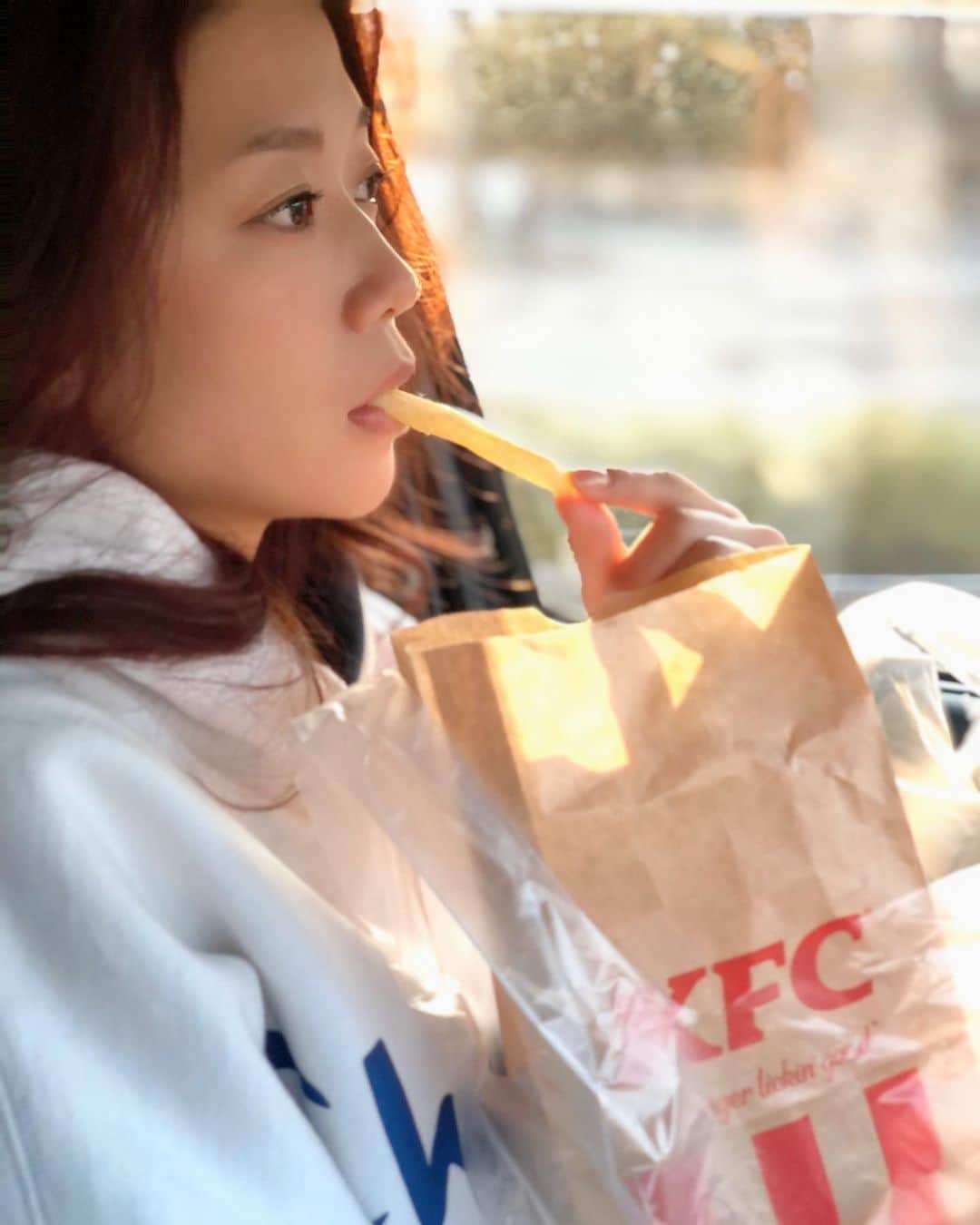 中嶋真緒さんのインスタグラム写真 - (中嶋真緒Instagram)「おうちまで我慢出来ず…🍟 なんでもない顔してこそっと食べる。笑」3月20日 21時28分 - mao.nkjm