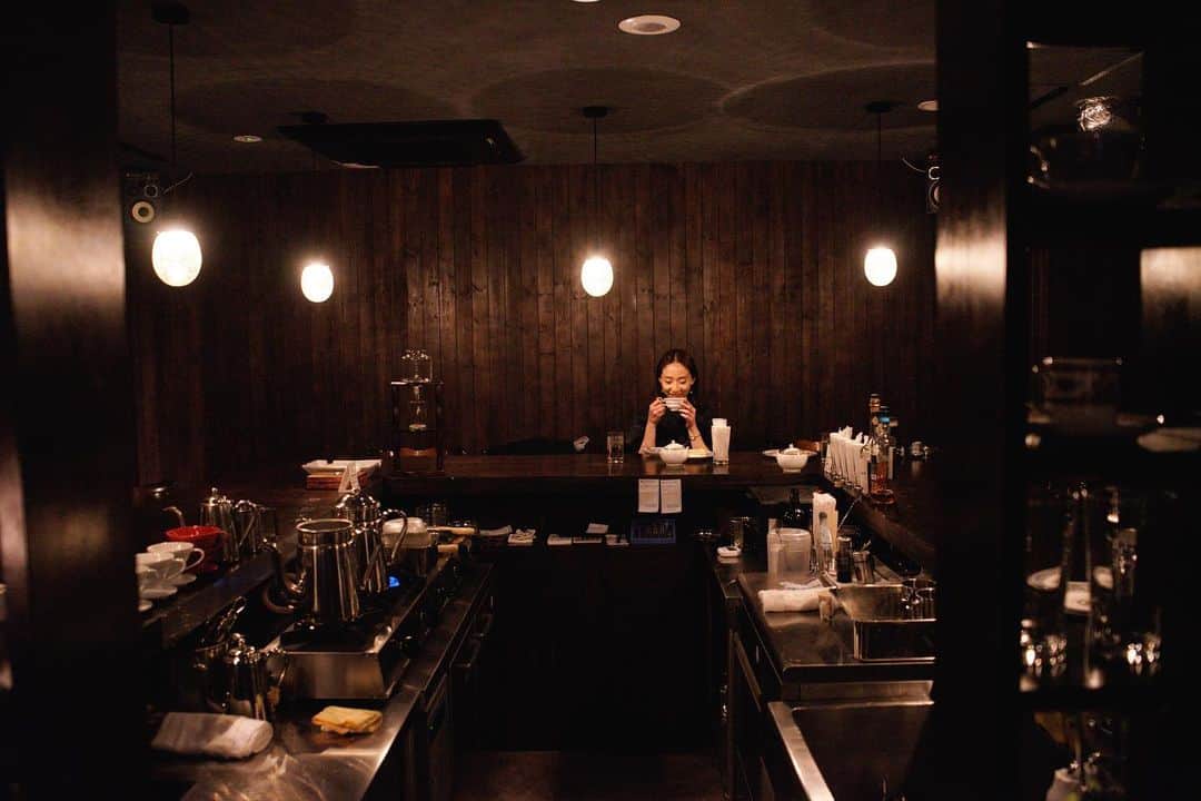 のインスタグラム：「coffee & chocolate☕️﻿ ﻿ すすきののとっても素敵な喫茶店 @coffee.chocolate.marley ﻿ 新店オープン  コーヒーを淹れてくれる店員さんとのお話も楽しいし、内装も大人な雰囲気でつい長居したくなります🐿  1人で札幌に行く時にも寄りたいお店が増えた♡﻿ ﻿ 向かいはすすきのらしいお店。運が良ければウサギさんのお尻眺められるかも👯‍♀️笑﻿ ﻿この日は待ってたのに登場しなかった。。。 design: ﻿@hacco_base photo: ﻿ @reonatakumi ﻿ #sapporo #sapporocafe #hokkaido #hokkaidolikers #札幌 #札幌カフェ #北海道 #喫茶店 #すすきの #夜カフェ #北海道に恋してる」