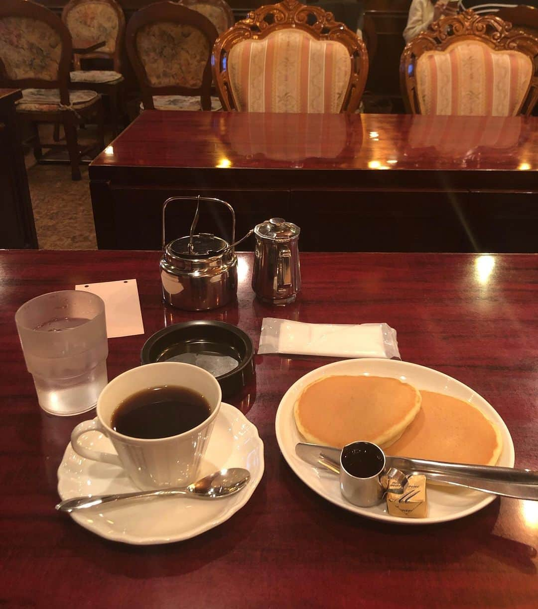 楢原真樹さんのインスタグラム写真 - (楢原真樹Instagram)「いつぞやの喫茶店 #喫茶店 #梅田 #高架下 #こんなとこあったんだね。 #珍しいタイプの店のレイアウト #純喫茶 #ヤーレンズ」3月20日 21時33分 - narahara_j