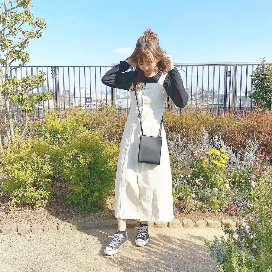 haruさんのインスタグラム写真 - (haruInstagram)「ㅤㅤㅤㅤㅤㅤㅤㅤㅤㅤㅤㅤㅤ ㅤㅤㅤㅤㅤㅤㅤㅤㅤㅤㅤㅤㅤ ㅤㅤㅤㅤㅤㅤㅤㅤㅤㅤㅤㅤㅤ #ootd ㅤㅤㅤㅤㅤㅤㅤㅤㅤㅤㅤㅤㅤ フロントにスリットが入ってるから 子供っぽくなりすぎない @fifth_store のジャンスカ🧡  ㅤㅤㅤㅤㅤㅤㅤㅤㅤㅤㅤㅤㅤ ブーツと合わせようかまよったけど スニーカーでカジュアルに🌿 ㅤㅤㅤㅤㅤㅤㅤㅤㅤㅤㅤㅤㅤ ㅤㅤㅤㅤㅤㅤㅤㅤㅤㅤㅤㅤㅤ ブラウスと合わせても可愛いし 流行りのグリーン系のトップスとかでも めちゃくちゃ合いそう〜( ´͈ ᵕ `͈ )💚 ㅤㅤㅤㅤㅤㅤㅤㅤㅤㅤㅤㅤㅤ つぎはそのパターンで組んでみます☺️！ ㅤㅤㅤㅤㅤㅤㅤㅤㅤㅤㅤㅤㅤ ㅤㅤㅤㅤㅤㅤㅤㅤㅤㅤㅤㅤㅤ ㅤㅤㅤㅤㅤㅤㅤㅤㅤㅤㅤㅤㅤ 今日もあたたくて気持ちよかったな〜🌸 ㅤㅤㅤㅤㅤㅤㅤㅤㅤㅤㅤㅤㅤ ❤︎ tops : #agnesb ❤︎ salopette skirt : #fifth ❤︎ bag : #editsheen ❤︎ shoes : #converse ㅤㅤㅤㅤㅤㅤㅤㅤㅤㅤㅤㅤㅤ  #fifthtl#プチプラ#低身長コーデ#ワンピースコーデ#フィフス#ハーフお団子#カジュアル @editsheen_store #ショルダーバッグ#フロントスリットサロペットスカート #エディットシーン#BAG#バッグ#ワンピース #harucd ㅤㅤㅤㅤㅤㅤㅤㅤㅤㅤㅤㅤㅤ」3月20日 21時34分 - __haru3