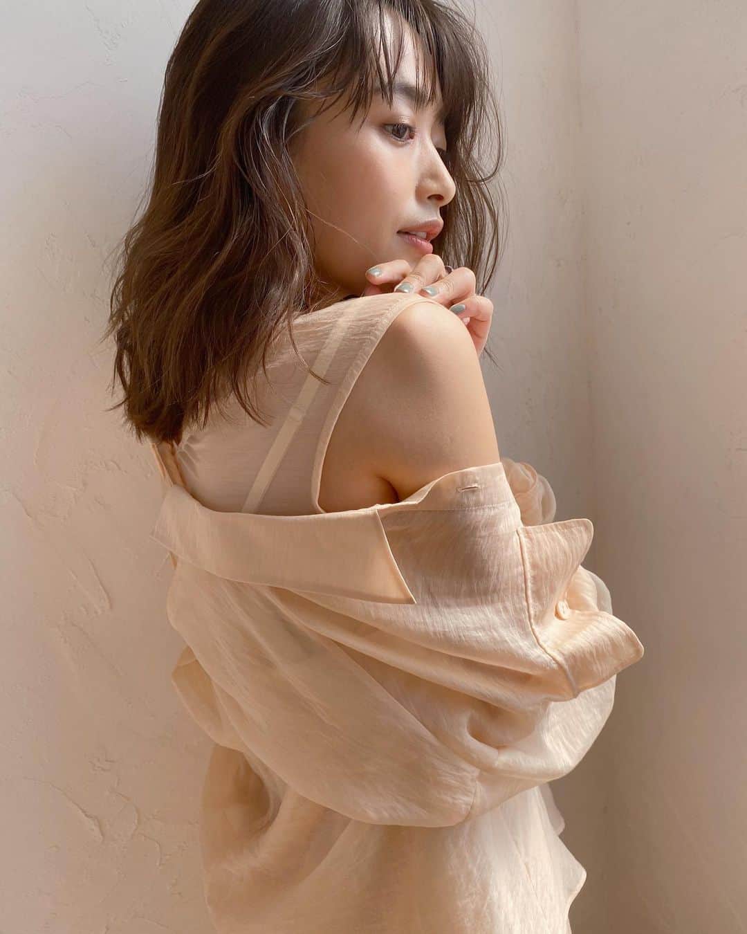 近藤千尋のインスタグラム：「6年ぶりくらいの、とある撮影🌸📸 またこうして撮影出来るのが 嬉しいなぁ☺️💕 透け感のある衣装素敵でした🙏😊 #三連休 #明日は私とひーぼぉくんのキューピットに久々に会います 👼笑」