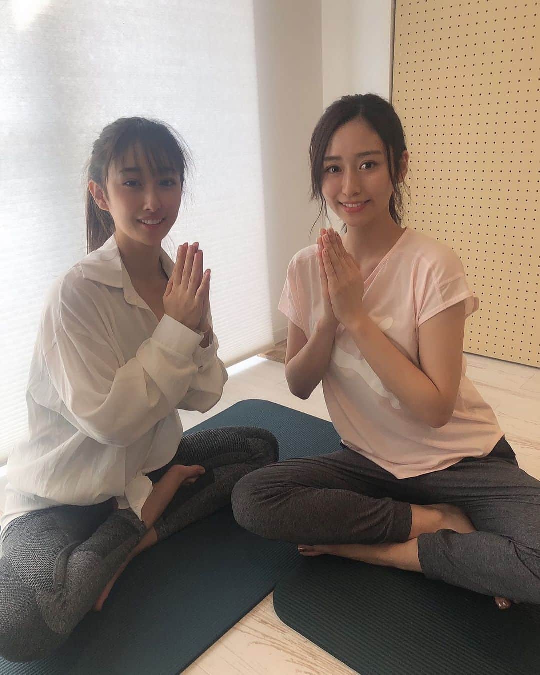 内木志のインスタグラム：「人生初ヨガ🧘‍♀️🧘‍♀️ に行ってきました💕 リラックスできるし、身体柔らかくなるし、身体きれいになるし通いたい…！！ 先生が同い年で可愛すぎるのもいい❣️ #ヨガ」