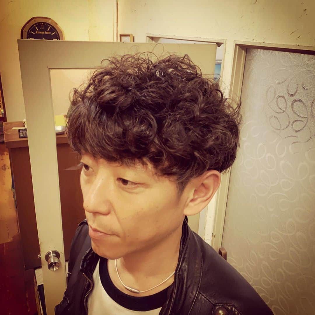 杉本知香さんのインスタグラム写真 - (杉本知香Instagram)「スッキリ✂️✨ 今日てつみちとジュニアさんが初めてフォレストで遭遇（笑）時間無かったのでツーショット写真撮ってないですが💦 黒川さん、先日孫が産まれて47歳の若さでおじいちゃんになりました❣️ 修士くん、丁度ええ😆  #中目黒美容室#丁度ええ #2丁拳銃修士 #2丁拳銃#川谷修士 #アンバランス黒川#アンバランス#おじいちゃん #てつみち#にけつッ」3月20日 21時36分 - sugimotoc