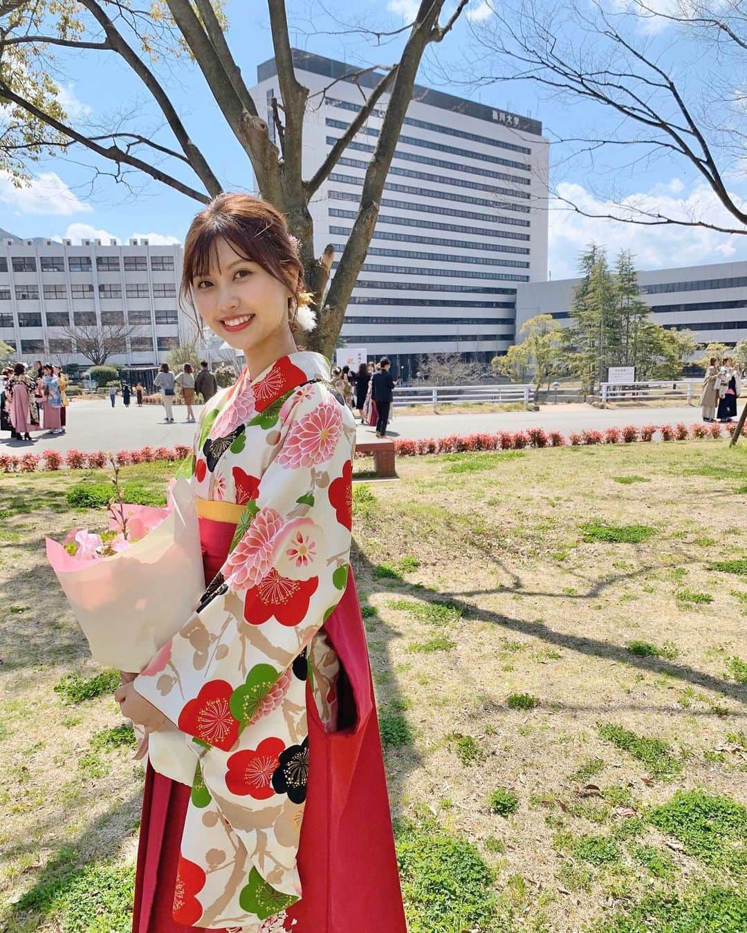 足立沙織さんのインスタグラム写真 - (足立沙織Instagram)「. 福岡大学を卒業しました🌸 . あっという間の4年間だったけど この中には何にも変えることが出来ない 沢山の思い出が詰まっていて こんな大切な時間というものをくれたうえに 見守り続けてくれた両親には感謝でいっぱい！ これからもずっと付き合い続けていきたい友達にも出会えたことは改めて幸せなことで、出会った当初のこととかを考えるとしみじみするなぁ。 福大に行って本当良かった☺️ 出会ってくれた皆んなありがとう〜！！ 卒業した実感ないけど、これからじわじわくるんだろうなぁ😹本当に楽しかったよ〜大学生！ . . . . . . . #福岡大学#卒業#卒業式#大学卒業#卒業しました #袴#卒業袴#袴ヘア#袴ヘアアレンジ#紐アレンジ#紐 #collegestudent#collegelife#graduation #graduationceremony#graduate#hakama #kimono#fukuokalife#instagoodda」3月20日 21時37分 - sao_ri_17