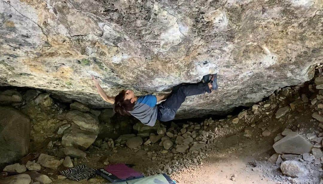 野村真一郎のインスタグラム：「Today,I managed to climb Byakudo(8C/V15)✅ Other sends, Manic Shamanic(8B/V13)✔️ Irma(8a+/V12)✔️2go En(8a/V11)✔️FLASH ・ ・ 白道(五段+)登れました！ このラインは苦手な要素が本当に多く、登れるまでのプロセスにおいて、得られるものが沢山ありました。 今日は他にも再登の少ないマニックシャマニック(四段+)や、イルマ(四段-)二撃、艶(三段)のフラッシュに成功できました。 大満足！ ・ ・ @monturajapan @montura_official @unparallelup @rockmasterhq @hamasakichiryoin0929」