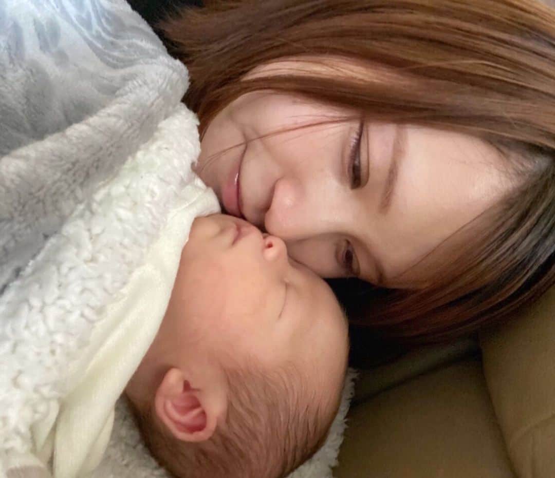川島菜月さんのインスタグラム写真 - (川島菜月Instagram)「. . . 吉平くん祝1か月🌸 . いい匂いがするので ひたすらに嗅ぎまくっております‼︎ . 赤ちゃんってなんであんないい匂いするんだ🤨 . 自分には二度と出せない 赤ちゃんの香り。 . . #生後1ヶ月 #赤ちゃんのいる生活  #男の子ママ　#ママリ」3月20日 21時43分 - natsuki0624kia