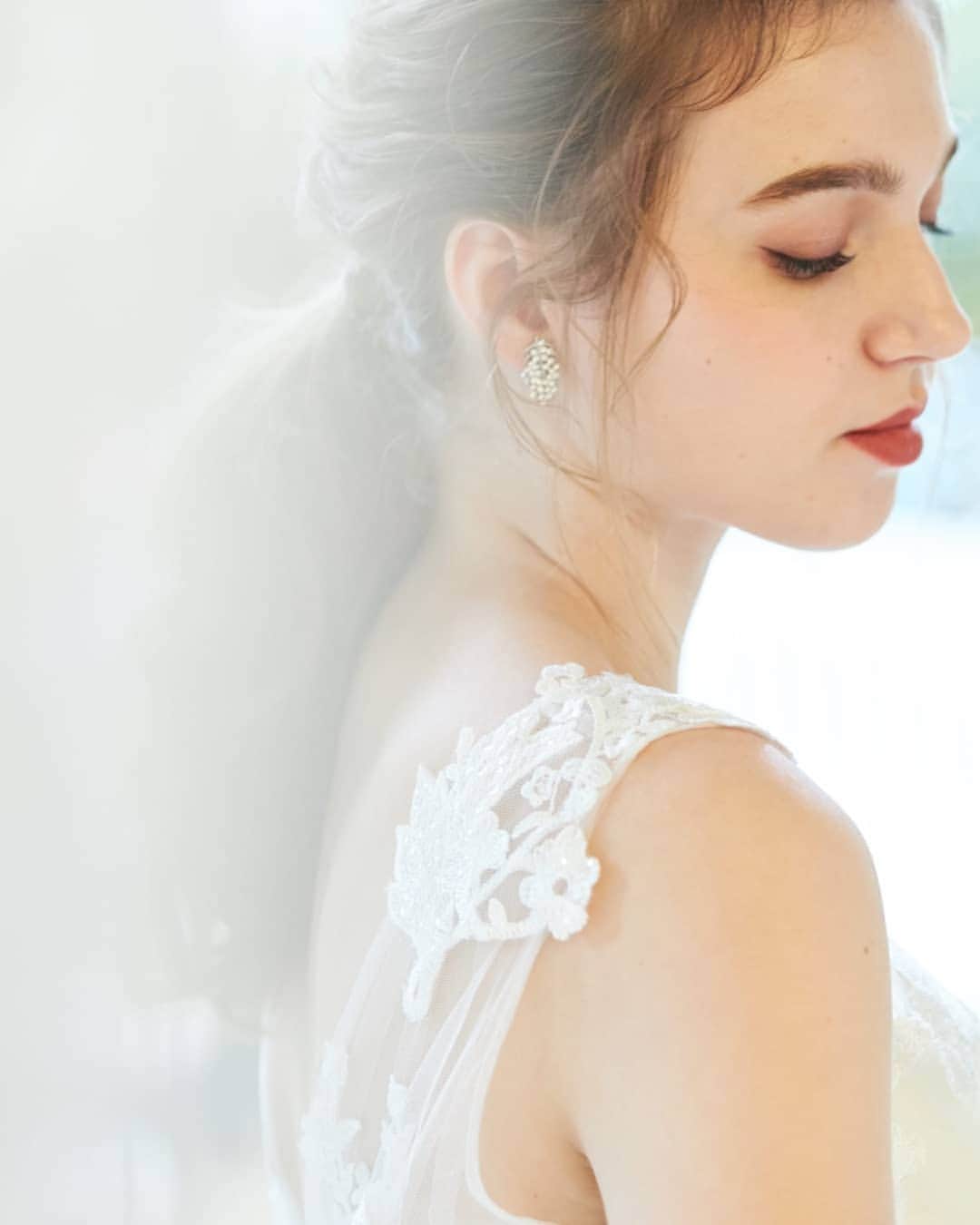 LAVIEEN ROSE Weddingのインスタグラム：「#Sheer ♡♡♡﻿ ﻿﻿ 🕊️…#lacedress﻿﻿ ﻿﻿ Dress…﻿﻿ ﻿﻿ Suzetto﻿　(シュゼット)﻿ ﻿﻿ シンプルなドレスにロマンティックな﻿ フラワーレースのオーバードレスを﻿﻿ コーディネート❕﻿ ﻿﻿ ナチュラルで軽やかな雰囲気で﻿﻿﻿ よりお洒落に﻿﻿ #アップデート﻿　✨﻿ ﻿ ラビアンローゼが﻿ 提案する﻿ 最旬アレンジスタイルです♡﻿﻿ ﻿﻿ ﻿#ラビアンローゼ﻿ #プレ花嫁#2020春婚#2020秋婚#2020冬婚#2021春婚 #ウエディングドレス#ブライダルヘア #カラードレス  #お色直し #lace#レース#プレ花嫁 #ドレス選び #ドレス試着#お色直し#お色直しドレス #結婚式準備#ウェディング #ブライダル #結婚式 #オリジナルウェディング #ガーデンウェディング #結婚式準備 #花嫁 #プレ花嫁 #卒花 #式場探し #式場選び #花嫁準備#東京花嫁 -」