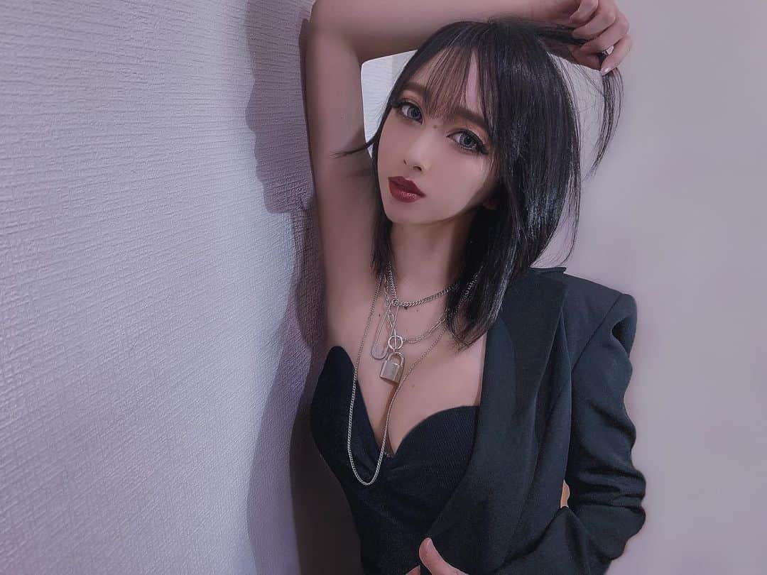 okamotosayaka のインスタグラム：「🐺🥀🐺🥀 . 髪の毛だいぶ伸びた。 . . . . . . . 📷:息子ちゃん #hairstyle#mediumhair#makeup#redlip#fashion#code#blackhair#necklace#blackcode#accessory#jacket#ヘアスタイル#ミディアムヘア#シースルーバング#ファッション#ビスチェ#ジャケット#黒髪#ストレートヘア#赤リップ#メイク#カラコン#コーデ#ブラックコーデ#ビジョビ」