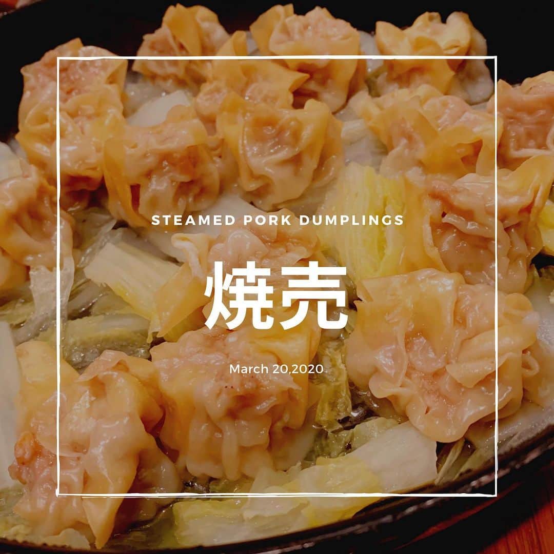 佐藤智美のインスタグラム：「本日も冷蔵庫内整理😅💦 大量ご飯🍚→キムチ炒飯 に合わせて 急遽【焼売】を手作り✋✨ (キムチ炒飯は子どものお腹に 全て吸収サレマシタ)  明日はもちょっと頑張りマスw🤣🤣🤣 #今日の晩御飯 #キムチ炒飯 #焼売 #フライパン料理  #冷蔵庫内整理  #日々ご飯」