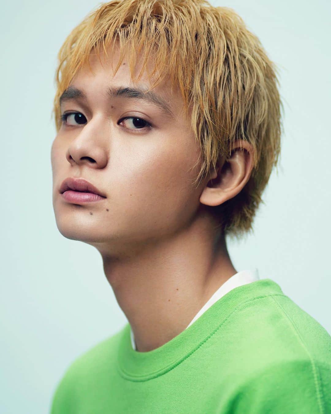 長山一樹のインスタグラム：「THE FIRST TAKE @the_firsttake  アーティストの一発撮りのパフォーマンスを発信するYouTubeチャンネル。 写真と映像、両方のディレクションから撮影まで携わらさせていただいております🙇🏻‍♂️ 演出を極限まで削ぎ落とした緊張感ある空間での一発にかけるアーティストの歌声は癖になると思います。是非ご覧ください！5分後公開！ @dish__official  #dish #北村匠海 #猫  Creative Director @smzksk  Art Director @kana_takara  Director of Photography @kazuki_nagayama  Camera Assistant Yohei Suzuki Producer kentaro Kinoshita Production Hinako Arifuku #thefirsttake #photography #kazukinagayama #長山一樹 #hasselblad #h6d #ハッセルブラッド #中判カメラ」
