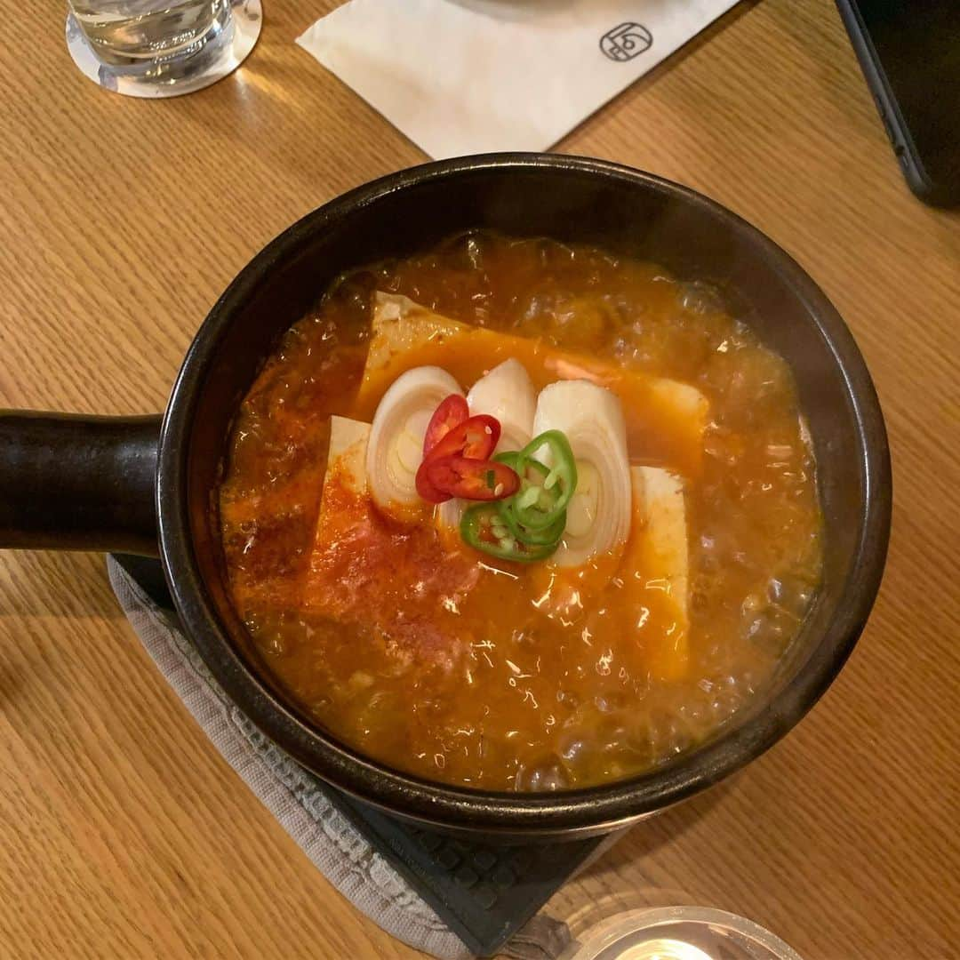 ソンシンさんのインスタグラム写真 - (ソンシンInstagram)「부산가면 맨날 맛있는거 좋은데 데려가주는 숨언니네 서울와서 맛있는 저녁☺️🖤 - #한남동공기」3月20日 21時55分 - sungshin_p