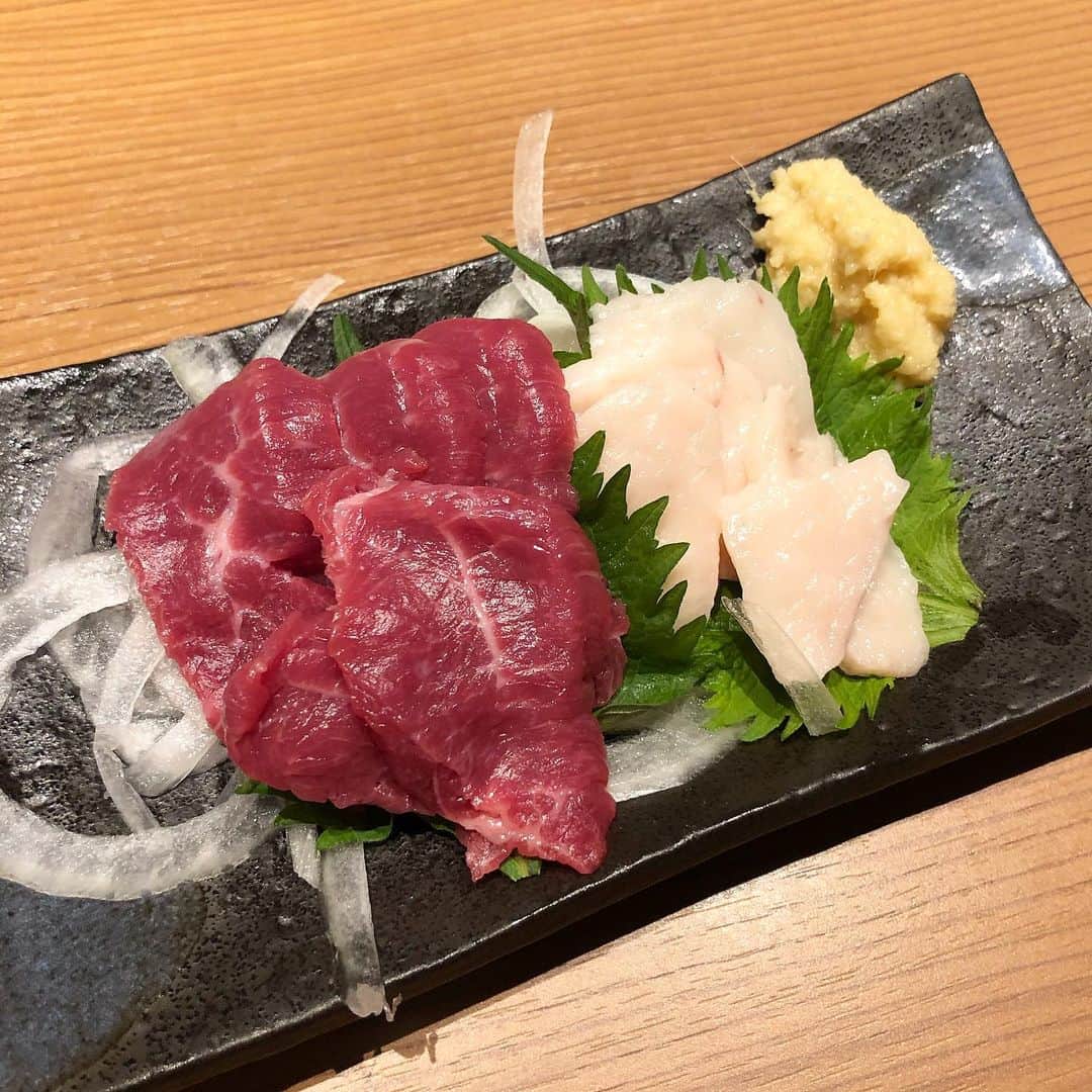 のインスタグラム：「‪︎‬‪︎みなさんこんばんは！﻿ 弁慶新大宮店です‪︎‬‪︎☺︎﻿ ﻿ ﻿ 本日のお写真は馬刺しの盛り合わせです！🎶﻿ ﻿ ﻿ しょうが、にんにく、たまねぎ、しそなどと一緒に﻿ 甘醤油でお召し上がり頂くのをオススメします😘💕💕﻿ ﻿ ﻿ 明日もスタッフ一同元気にご来店お待ちしております！🙇🏻‍♂️﻿✨ ﻿ ﻿ #弁慶#弁慶新大宮#新年会#奈良#奈良ごはん#奈良居酒屋#居酒屋#地酒#奈良地酒#春鹿#日本酒#奈良グルメ#奈良ディナー#もつ鍋#馬刺し#nara#instgood#instalike #instafood #🍶#🐟 #🐓 #yummy #いいね返し #f4f」