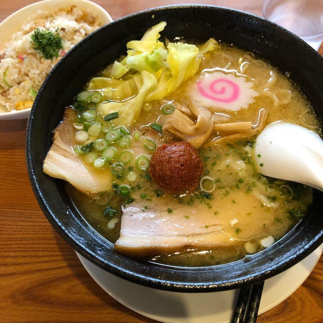 菅原永二のインスタグラム：「辛味噌ラーメンと半チャーハン。ウマい。」