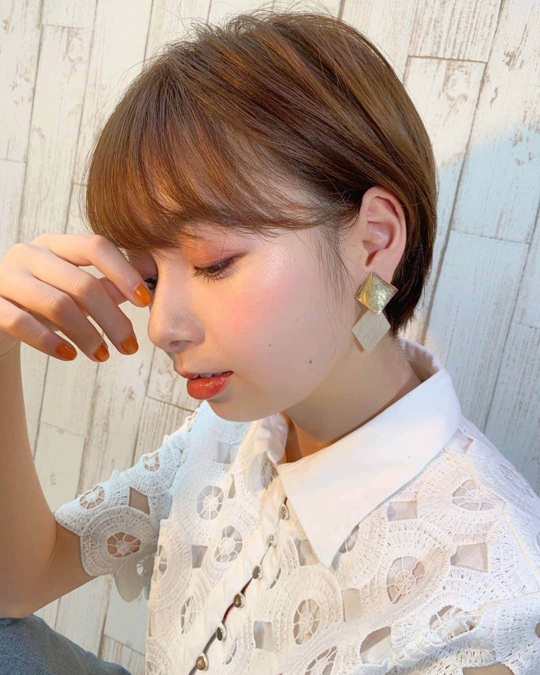 伊藤美羽さんのインスタグラム写真 - (伊藤美羽Instagram)「. . 髪を耳にかけるかかけないかだけでも雰囲気変わる！ . ショートにしてから、乾かしたりセットするのがすごく楽になりました😂 . . . . . . . #ショート #ショートヘア #ショートモデル #ベージュ #ベージュカラー #サロモ #サロンモデル #外国人風カラー #外国人風 #撮影 #春 #春メイク #春コーデ #ネイル #salonmodel #hair #make #fashion #fff #f4f」3月20日 22時00分 - miumiu.1230
