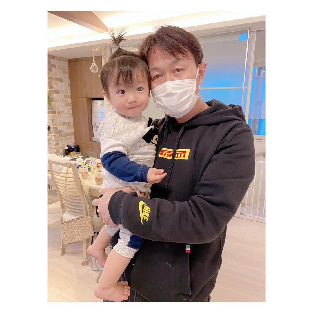 辻希美さんのインスタグラム写真 - (辻希美Instagram)「チーフマネージャーと幸空👶💕 #チーフマネージャー #石井さん #幸空 #孫気分 #一歳三ヶ月 #いい写真 #👶💕」3月20日 22時01分 - tsujinozomi_official