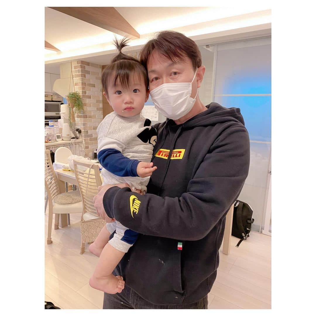 辻希美さんのインスタグラム写真 - (辻希美Instagram)「チーフマネージャーと幸空👶💕 #チーフマネージャー #石井さん #幸空 #孫気分 #一歳三ヶ月 #いい写真 #👶💕」3月20日 22時01分 - tsujinozomi_official