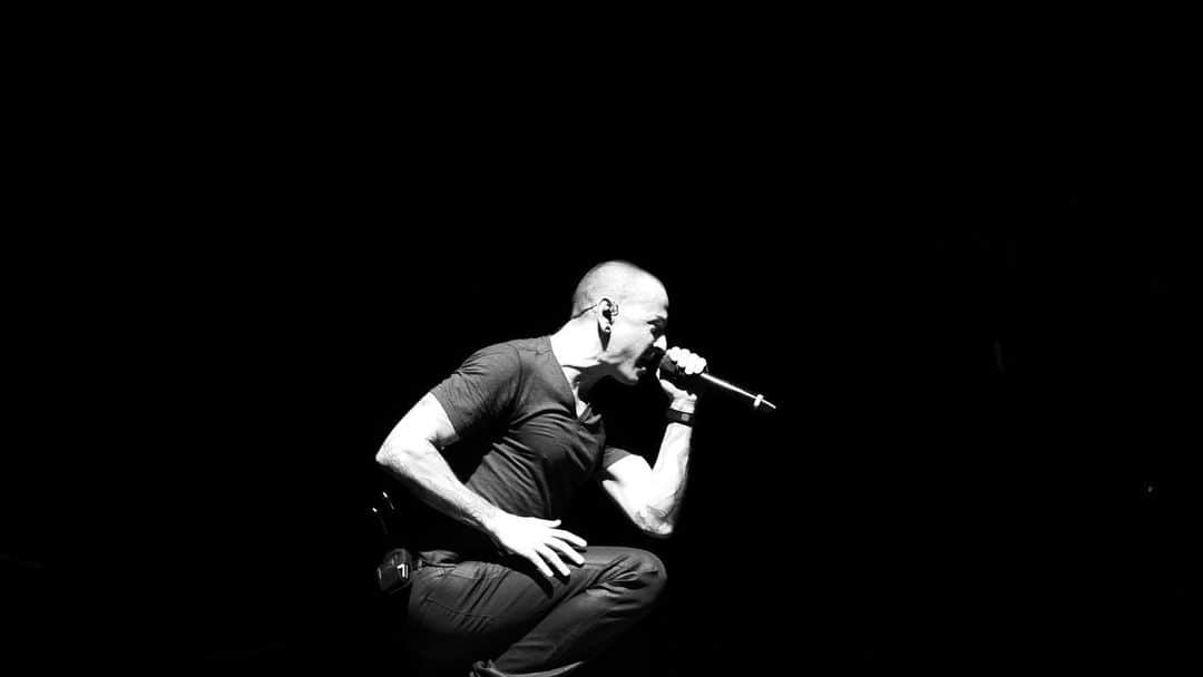 リンキン・パークのインスタグラム：「Happy Birthday Chester. We miss you. ❤️ Feel free to post your favorite happy / funny / inspiring memory of Chester below.」