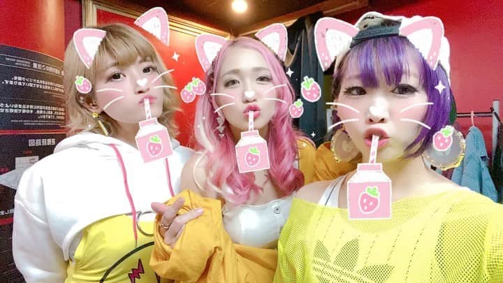 RINGOのインスタグラム：「⭐️⭐️⭐️ #モアザンヘブン さんでの #HugMee ライブありがとうございました💖 いろいろある中、来てくれた方々、開催してくださった方々、本当にありがとうございました！！ • 今日はたくさん時間もらったのでいつもよりながーくMCもできて(いつもくそ長ごめんなさい😵) みんなとコミュニケーションとれて楽しかったです🥺💖ぴえ • 動画は #ビタキス #vitaminkiss の曲で #いちごにゅーにゅー 🍓🥛🥛するHugMee🥺💖⭐️ ほんと、楽屋でも、リハでも、なんならステージ上でもいつも大爆笑で本当に本当にめっちゃ元気出るようありがと💖💖💖 • • なかなか積極的にできないこの頃だけど、あったかくなったし！！たくさんみんなで笑っていたいね🌸 • パワー🔥🔥🔥」