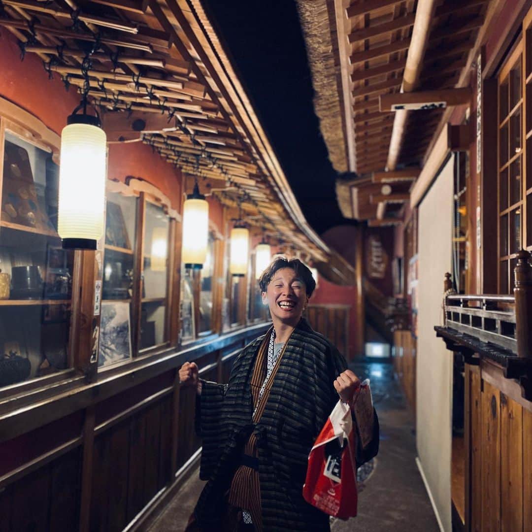ひなたのインスタグラム：「千と千尋の神隠し世界とも言われてる長野の渋温泉行ってきました。  もうな、ほんまにめちゃくちゃなにからなにまでよかった。 ご飯も、雰囲気も温泉も全部完璧すぎた。  お風呂はな、金具屋旅館のなかに8個あって、そのうちの5個は貸し切りしきやねん。だからカップルにも超オススメ。 しかもな、この金具屋に泊まれば無料で9個の外風呂も回れるねん。  なによりもこの金具屋の中の建築とかがお洒落すぎるねん。何十年も前にたてられてるはずやのに、現代のアートに近いものを感じた。  朝起きると幸せが押し寄せてきて涙ちょちょぎれ温泉に名前変えてほしい。 あんまり言葉だけじゃ伝わらんからまじ行ってみて。 　コロナがおさまったらね🥺  #長野#金具屋 #温泉旅行#お酒のお猪口は私物　#日本酒風呂に白くまも浸からせてあげてみんなでうれしいかわいい」