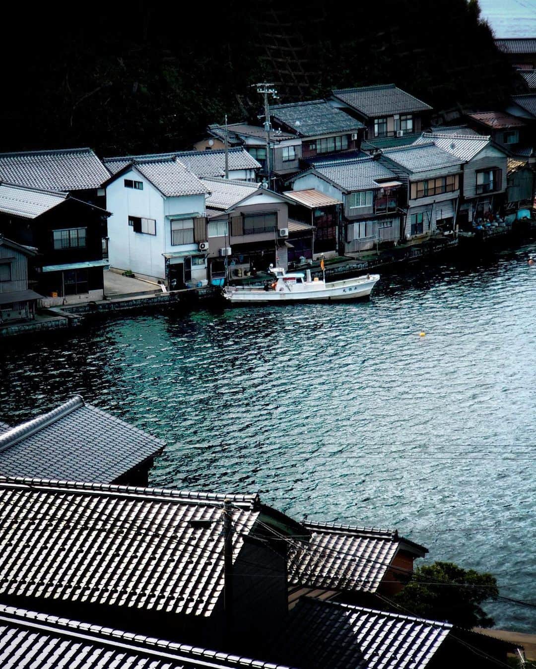 Koichiのインスタグラム：「| Seaside town . . #BeautifulJapan #伊根の舟屋 #海の京都 #Kyoto . #ShotOniPhone Attachment lens by @tokyo_grapher #TG_Tele #ShotOn_TG .」