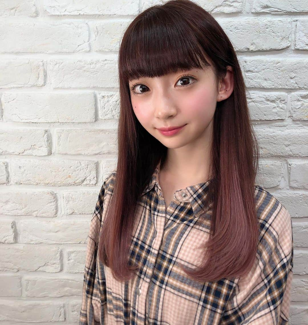 本間寛人さんのインスタグラム写真 - (本間寛人Instagram)「NGT48の荻野由佳ちゃん✨ ロアエクステジョーカーで初めて付けに来てくれました！ 馴染みも抜群で喜んでもらえて良かったです！！⭐️ .  グループ初回指名で20%オフ、ロアエクステジョーカー初回1本440円でご案内できます。 カット ¥4400 カラー ¥6160(ロング料金別) ブリーチカラー ¥12760(ロング料金別) トリートメント ¥3520 シールエクステ40本17600円(追加1本440円) . ＃NGT48 #荻野由佳 #おぎゆか #アンククロス #ロア #ロアエクステジョーカー #ジョーカー #ankhcross #loa #loaexte #JOKER #ACOH #表参道 #原宿 #イルミナカラー #ヘアカラー #カット #ヘアアレンジ #サロン #サロンモデル #美容師  #美容室 #グラデーションカラー #アップ #セット #ヘア #グレージュ #シールエクステ」3月20日 22時19分 - mahon2525