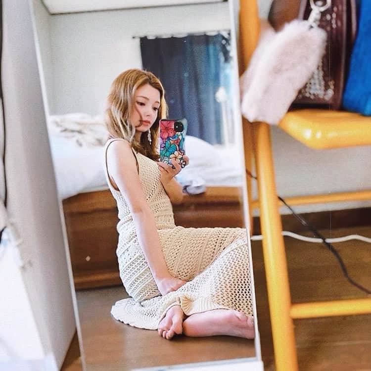 HELENAのインスタグラム：「早く夏こないかな〜🍉 大好きな　@to_the_sea_hawaii のクロシェのワンピース可愛すぎるんだ〜ついこないだ沖縄行ってて着れるかなぁって思ったんだけどまだ寒かった、、🤣 #totheseahawaii  #resortnista」