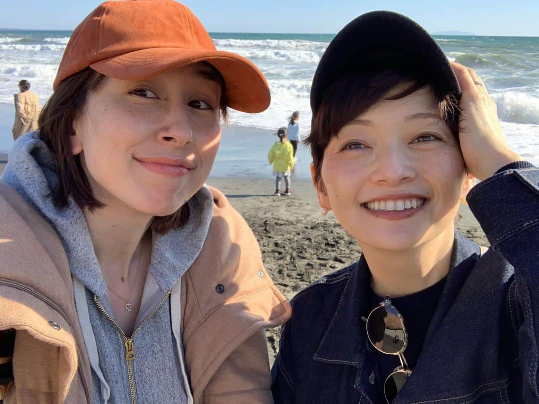 のインスタグラム：「初めて彼女と出逢ったのは某テレビ番組のオーディション、私は18歳、幸は20歳だったかな。  いわゆる似た者同士というわけではないのに、すぐに毎日のように遊ぶようになって、数えきれないほどの夢を語り合い、歩いて（とにかく二人でいつも歩いたね😆）笑って泣いて。  幾つもの出来事や感情を分かち合ってきた特別な存在。  会いに来てくれて嬉しかった。愛されてるって感じた。  ありがとう！  これからもずっと👵👵」