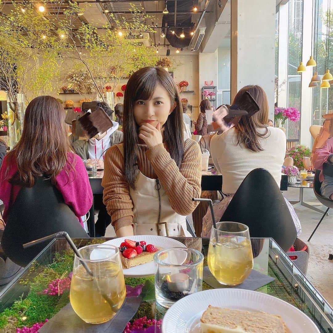 金澤有希さんのインスタグラム写真 - (金澤有希Instagram)「・ ニコライバーグマンカフェ☕️﻿ ﻿・ 📍表参道駅 10:00〜20:00(𝙻.𝙾.19:30)﻿﻿ ﻿・ ・ ・ ・ ﻿テーブルやお庭のお花が 季節ごとに替わるのも魅力的♡ ﻿・ ・ ﻿フルーツタルトとバナナケーキを 半分こして食べました！！ ・ バナナケーキあと3つ食べたいって思ってしまうほどに好きな感じでした！！！笑 また食べにいく！！ ・ ・ ・ ﻿ #ニコライバーグマンカフェ #ニコライバーグマンノム #フルーツタルト　#バナナケーキ　#お花のある暮らし #お洒落なカフェ #可愛いカフェ #映えカフェ #東京カフェ #tokyocafe #表参道カフェ #原宿カフェ #カフェ部 #東京カフェ巡り #カフェタイム #cafestagram #カフェスタグラム #東京スイーツ巡り #フィルター越しの私の世界 #写真越しの私の世界  #カメラ女子 #flowerstagram #latteartgram #cafe」3月20日 22時37分 - yuuki_kanazawa0501