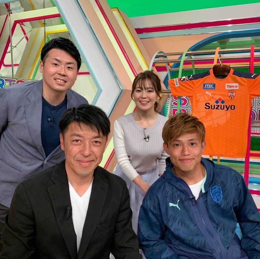 片山真人のインスタグラム：「きょうワニは死んじゃいましたが、怪我から復帰を果たした　#清水エスパルス　#石毛秀樹　選手がスポパラのスタジオに来てくれました！ 新企画も！D-FUTはスペシャルマッチ！ 吉原高校の同級生や先輩と再会を果たしました。 今夜11時10分からです。 #静岡　#静岡市　#フットサル #スポパラ　#富士市　#ワニ」