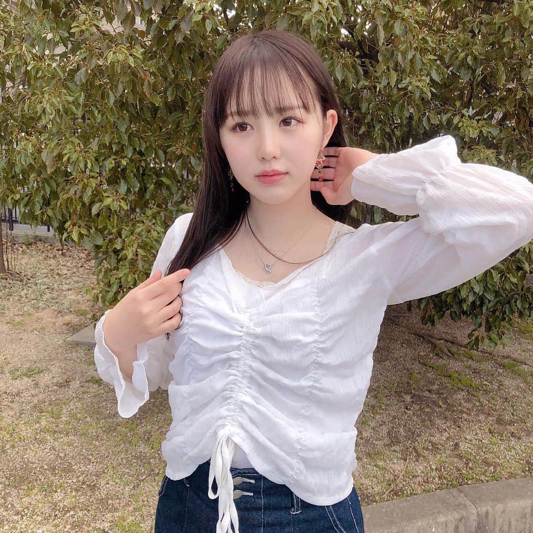 のインスタグラム：「・﻿ 春服が着れるようになって来ましたね🍒﻿ ﻿ ﻿ ハムスター飼いたいなあ、うちにも過去に2匹いらっしゃった﻿ 名前当てたら100万円あげる（あげない）﻿ ﻿ #17kg #annasui ﻿ #春服﻿」