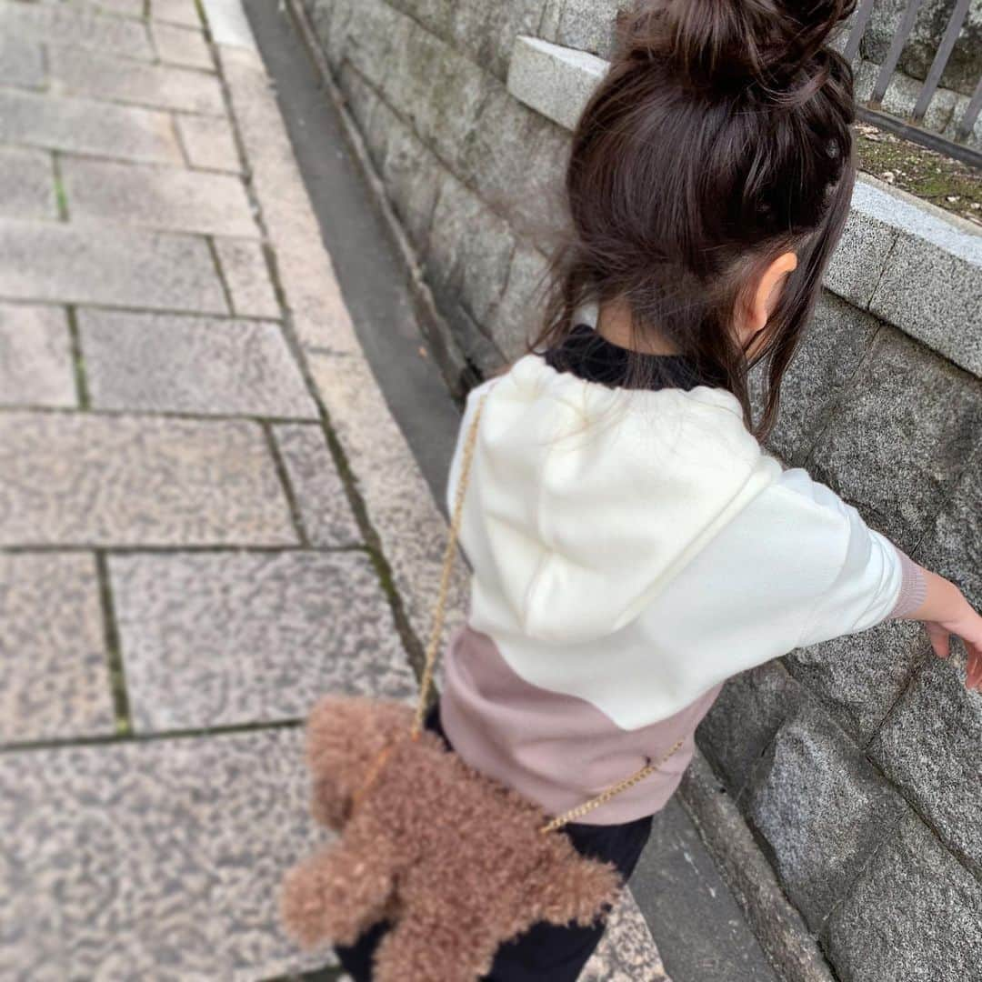 Ces't Mignonさんのインスタグラム写真 - (Ces't MignonInstagram)「・ 愛しの姪っ子ちゃんと お揃いコーデしてご機嫌の叔母🥰← ・ バイカラーデザインが可愛いニットパーカーは 新しくできたばかりのブランド「Racine」のもの💕 ・ ふわふわもっちりニットの肌触りがたまらないのです😻 ・ それでいて梱包のボックスまで可愛いから ギフトにも良さそう🥰 ・ ・ tops▶︎racine denim▶︎pierrot bag/sneaker▶︎zara ・ ・ @racine.store 先着50名にフォロー＆DMで親子セット1000円引きクーポンプレゼントキャンペーン中。 親子セットを買うと、バラで購入するより2000円お得にお買い物できます🙆‍♀️❣️ ・ ・ #racinestore#ラシーヌ#ふんわりモカパーカー#パーカー#パーカーコーデ#おそろいコーデ#パーカー女子#ootd#大人女子#パンツスタイル#デニムコーデ#スキニー#スニーカーコーデ#スニーカー#ラフ#白スニーカー#休日コーデ#olコーデ#アラサーコーデ#お洒落さんと繋がりたい#着回しコーデ#カジュアルコーデ#潮流#韓国ファッション#时尚#mineby3mootd#大人カジュアル#アクティブ」3月20日 22時42分 - cestmignon_mau