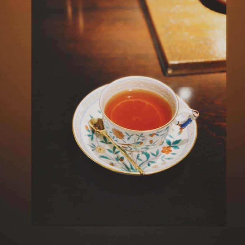 福山絢水さんのインスタグラム写真 - (福山絢水Instagram)「この間ちょっぴりお高い紅茶屋さんに行きました☕️ ゆっくり食べ飲みながらお店の方と色々お話して楽しい時間だった^^ ・ ・ ・ #カフェ #紅茶  #サロンドテラヴォンド」3月20日 22時45分 - aya__m02