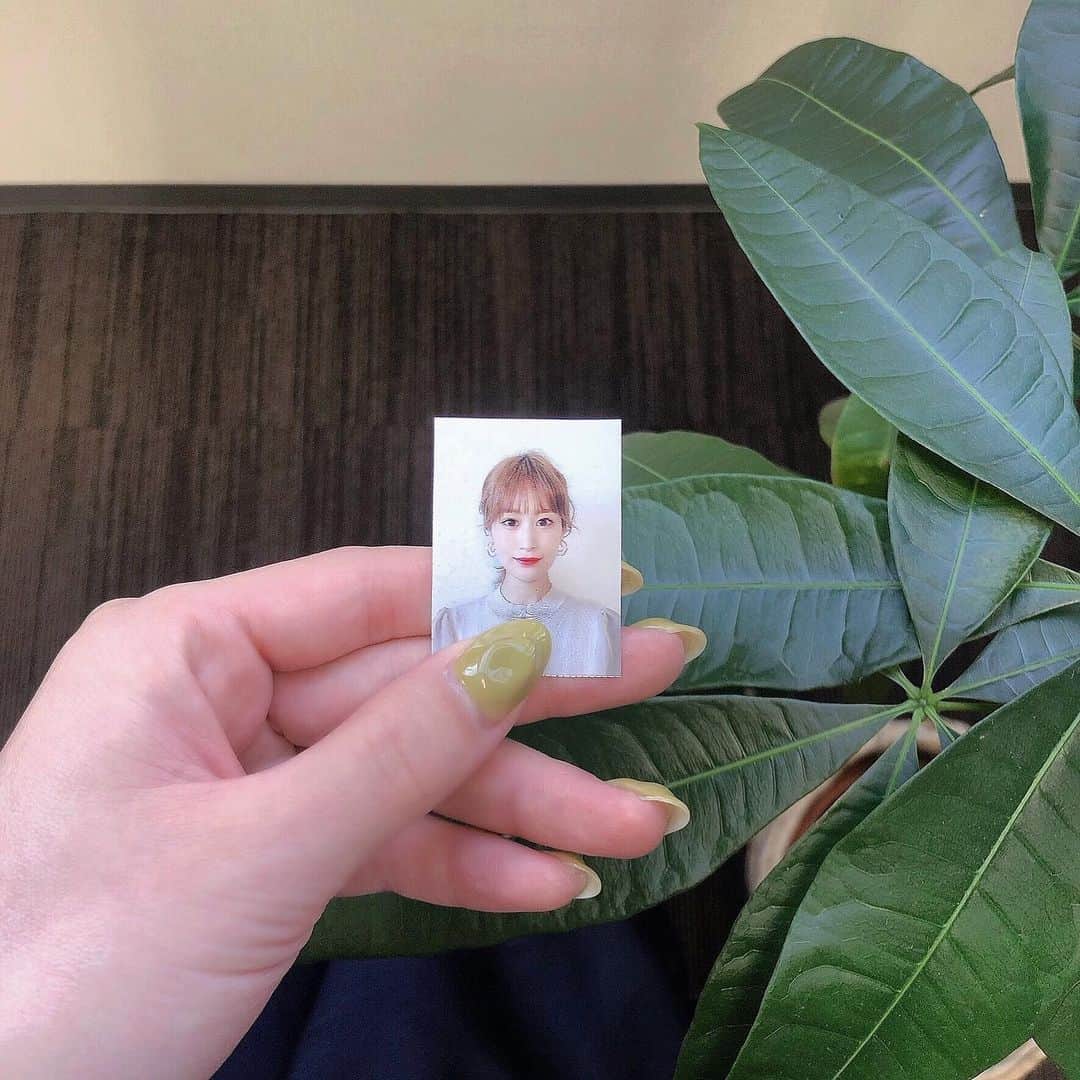 のインスタグラム：「セブンイレブンの 「マルチコピー機　証明写真サイズプリント」🕊♡ . . 1枚200円だから超安い♡  スマホに入っているカメラロールから  好きな写真を選ぶから失敗がないのも🙆‍♀️💯 . .  履歴書用やパスポート用など、  使用用途に合わせて各種サイズに対応しているので、  急に証明写真が必要になった時も安心です🐻 . .  面接時の履歴書につかえるように  シンプルで清潔感のある  白い洋服を着て撮りました📸  メイクもいつもよりナチュラルを意識😊✨ . . #証明写真#セブンイレブン#バイト面接#PR#富士ゼロックス」