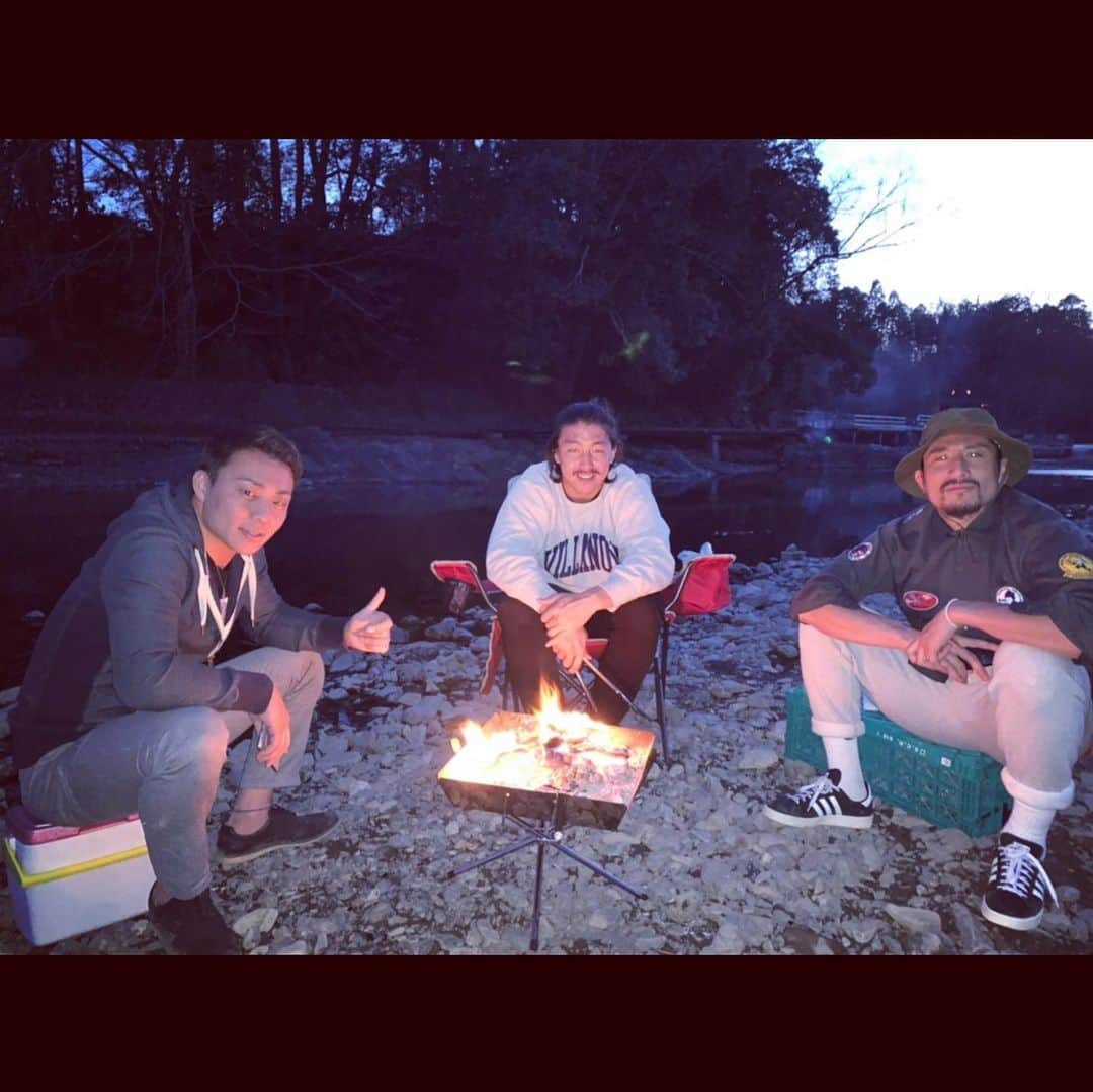 内田啓介のインスタグラム：「とりあえず自然に逃げる🏃🏿‍♂️🌳🌞 でも最高の時間🤩🤟🏾 #バーベキュー#焚き火」