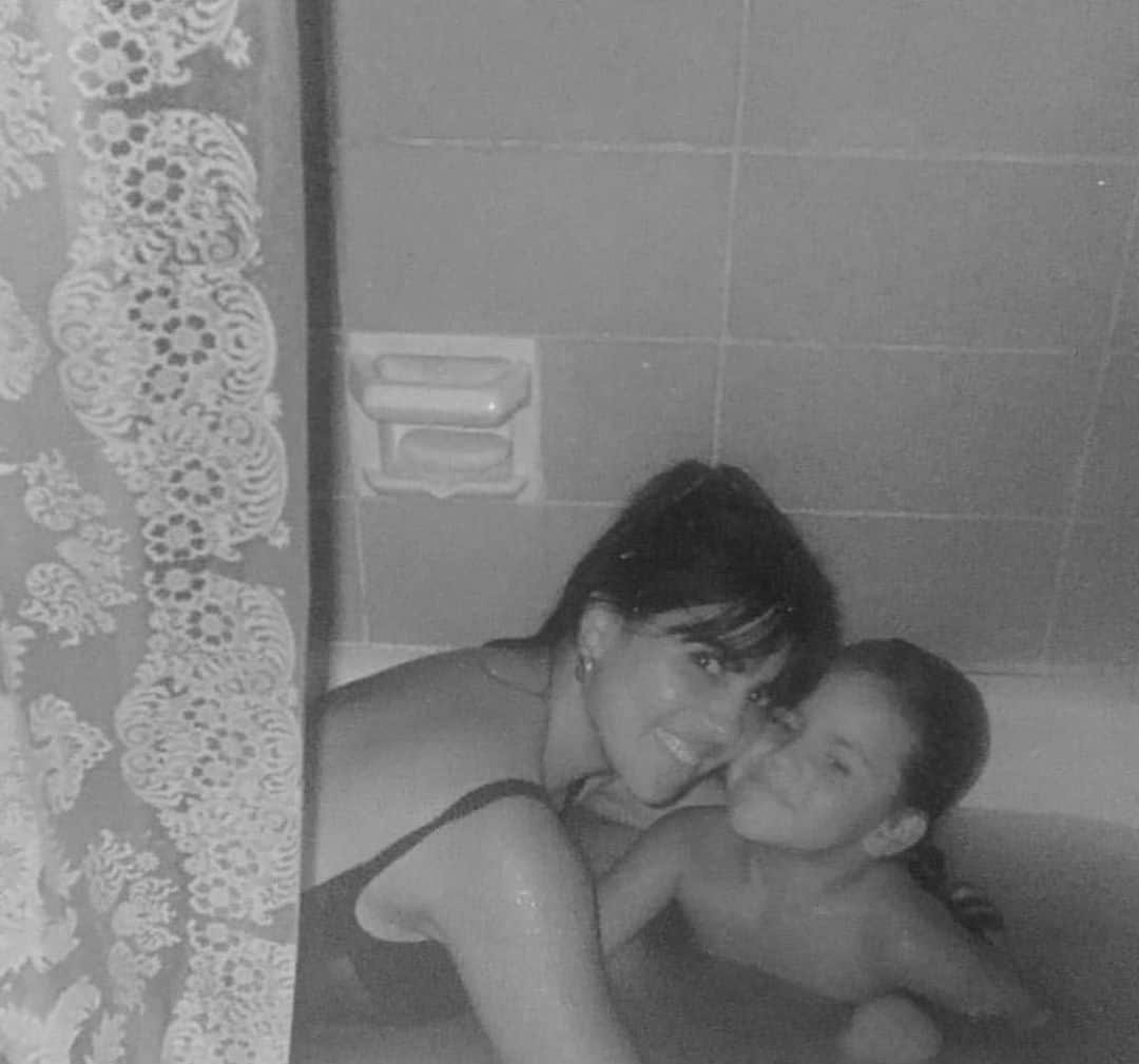 レアンドロ・ダニエル・パレデスのインスタグラム：「Feliz cumple mamita 🎉❤️ te amo mi reina ❤️」