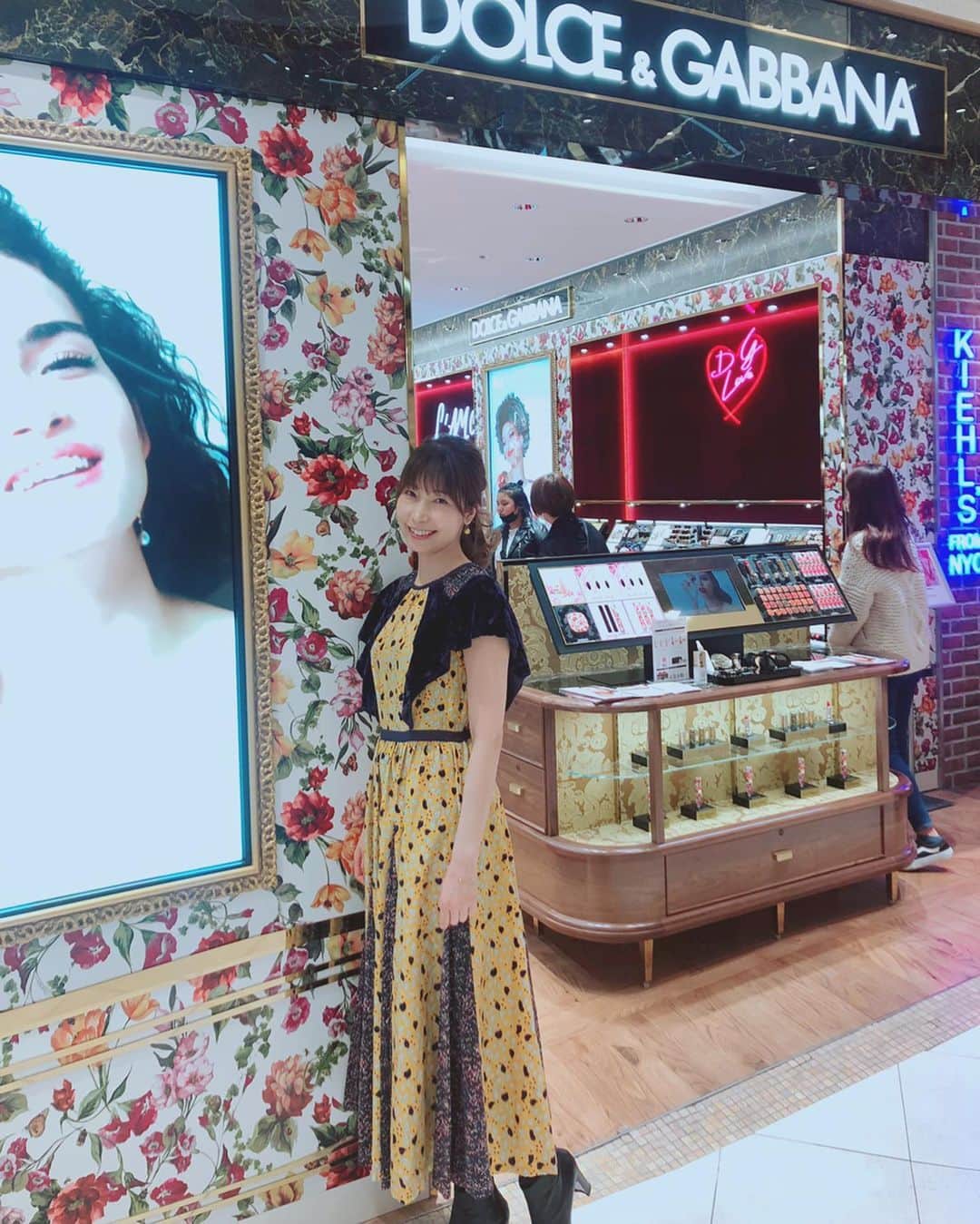 高橋里帆のインスタグラム：「今日は　ルミネ横浜の　@4meee_dgbeauty  @dolcegabbanamakeup のマンツーマンアドバイスのメイクイベントでした💄 たくさんの方とお話できて、皆さんが笑顔になってくれて本当に幸せでした✨ もっともっとお話ししたかったです☺️ お久しぶりにお会い出来た方々もいらっしゃって頂き、とても嬉しかったです😆💕 またイベントが近々ありますので、またご報告致しますね❣️ 参加頂いた皆さま本当にありがとうございました✨  鮮やかで華やかなワンピースは両方とも、大好きな❣️ @velnica_japan  です💕  #高橋里帆#イベント#マンツーマン#アドバイス#ドルガバコスメ #リップ#化粧品#メイクアップ#beauty  #beautiful #コスメ好き #velnica #ワンピース」