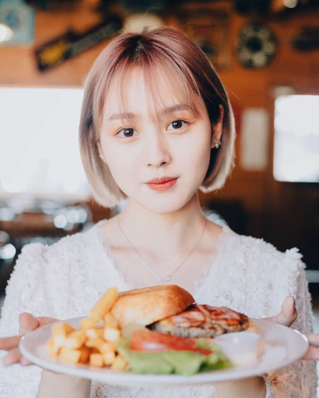 鹿の間さんのインスタグラム写真 - (鹿の間Instagram)「南阿蘇にある #strongbosssaloon でランチ🍔 阿蘇の山中にこんなアメリカンなお店があるなんてビックリ！店内も広く開放的でバイクが二台置いてあったり雑貨も多くバイク好きやカントリー、ハーレー好きにはたまらないお店でした😚 ハンバーガーもアメリカンサイズで熊本に行った時は絶対に通おうと思った✨ 私はオムライス食べたんですが、これまたザク切りトマトソースが絡んで旨いコト...秘密にしたいけど是非行ってみて欲しい場所です‧˚₊*̥(* ⁰̷̴͈꒨⁰̷̴͈)‧˚₊*̥ きらりちゃんのお婆様お爺様ありがとうございました🌸 素敵な日帰り旅だったなぁ〜 -------------------------------- photo by @kinakomochi030  #ストロングボスサルーン #ハンバーガー　#熊本　#阿蘇　#南阿蘇　#阿蘇カフェ #阿蘇グルメ #阿蘇観光 #南阿蘇カフェ #南阿蘇ランチ #アメリカンバイク #ハーレーダビッドソン #カントリー」3月20日 22時57分 - rhodon41