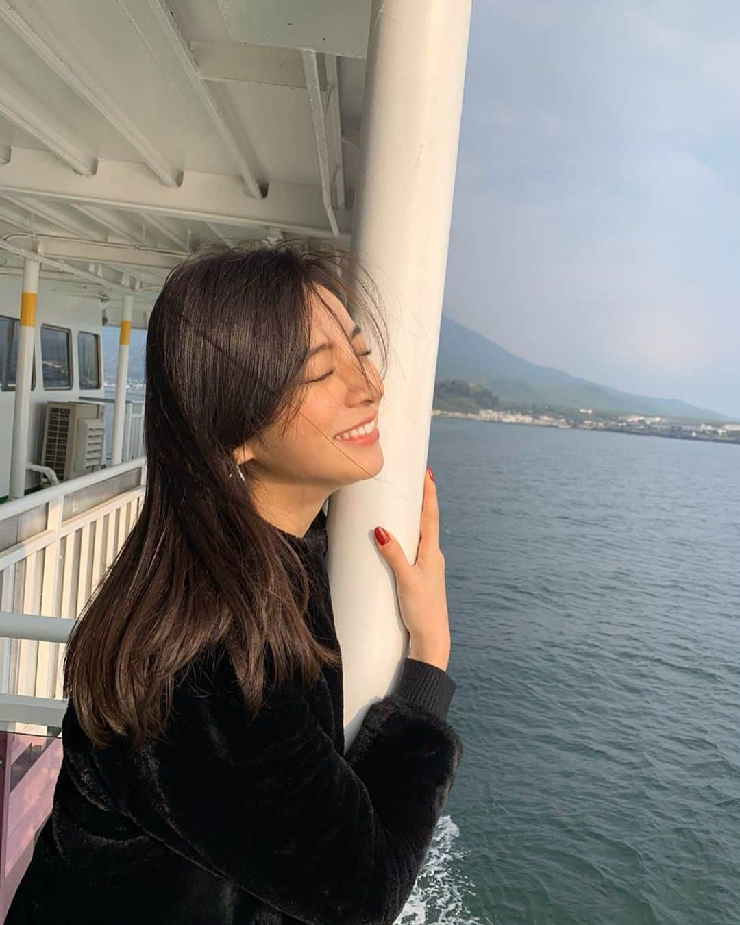 楫真梨子さんのインスタグラム写真 - (楫真梨子Instagram)「少し前だけど、いっちゃんと鹿児島に🚢 後ろに半分写ってるのは桜島🌋」3月20日 23時02分 - kajimari1226