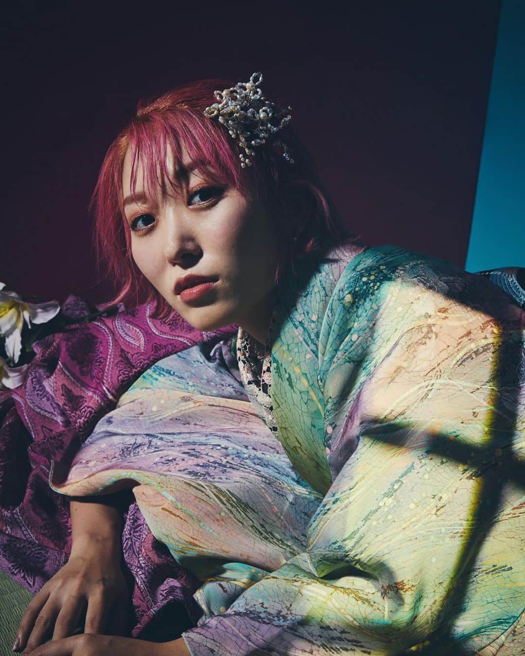 くまみきのインスタグラム：「初めて着物での作品撮り👘﻿ Photo/ @kashii_____k ﻿ Hair makeup/ @tona.y ﻿ Styling/  @kumamiki ﻿ ﻿ 着物&帯/  @masaboshi1 (used)﻿ 帯ベルト/ @_k_i_i_r_o_ ﻿ 半衿/自作﻿ 髪飾り/ヘアメイク私物﻿ ﻿ #着物コーディネート #着物コーデ #着物 #きもの #kimono  #着物女子 #kimonostyle #kimonofashion #japanesekimono」