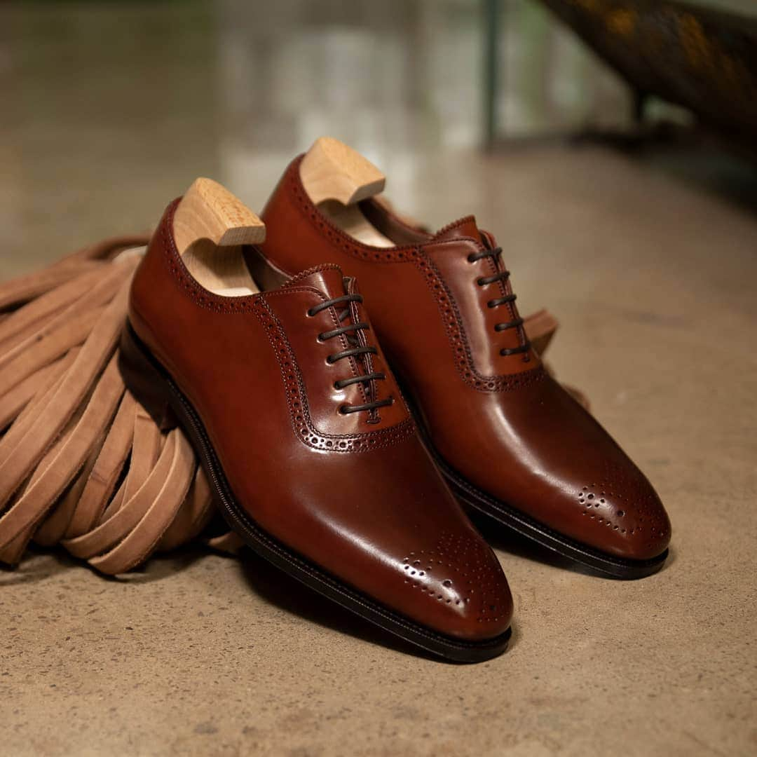 カルミナさんのインスタグラム写真 - (カルミナInstagram)「Introducing our Adelaide oxford 80137 in ruby cordovan. Featuring a bark-tanned leather sole from Rendenbach Jr. in a refined Goodyear welt-construction and calf lining. Style made on the chiseled and sleek Simpson last. One of the all time favorites. Simpson is one of our narrowest last, we use to recommend to upload half size on this last. ​Discover at Carmina shoemaker website. ​#carminashoemaker #goodyearwelted #carmina #カルミナ #menstyle #adelaideshoes #handmade #cordovanshoes #cordovan #dressshoes」3月20日 23時06分 - carminashoemaker