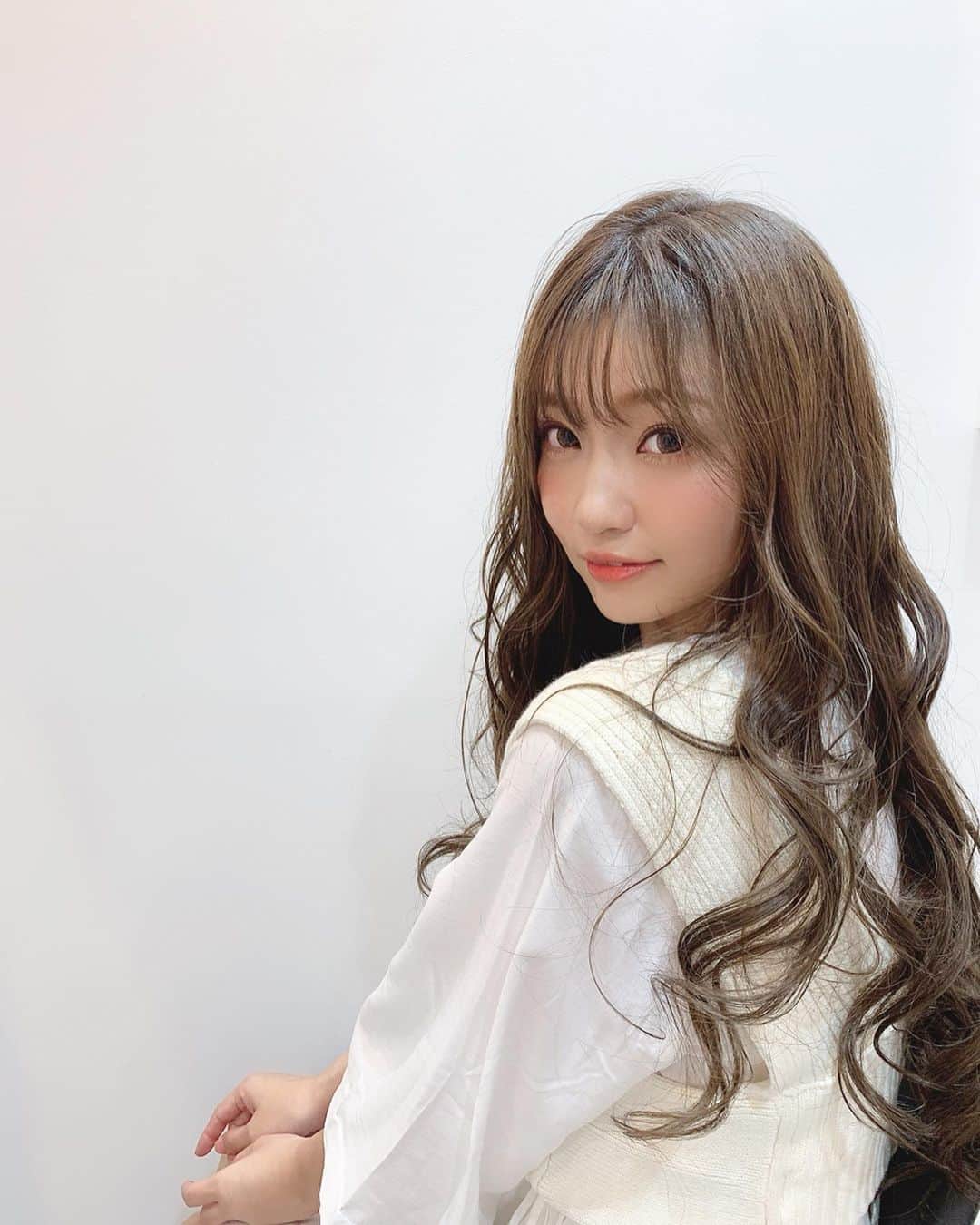 いっちゃん/嶋津 いつみのインスタグラム：「. . NEWカラーになりました💓 . . . 今回も @yoooheeey  さんにお願いして… スッケスケのすけすけーの 春カラーにして下さい🤓🌸✨って オーダーしましたw . . . . 色の好みや 普段どんなメイクしてるか 私服や衣装の色味は…とか 把握して下さってるので よへさんカラーのあとはいつも仕事現場で 褒められます🤤💕💕💕 . . . . . ほんでもってトークが弾みすぎて あっという間に終わってしまう👏🏻💨w . . . 私のこのスーパーロングが あっという間なんやから 体感10分レベル←🤣❤️ . . . . 次はラベンダー系にしてもらおっかなー🤔✨←!! . . . . . . #関西  #関西サロモ  #サロンモデル #サロモ #いっちゃん  #フリーモデル #関西モデル  #あざといっちゃん #かわいっちゃん #いっちゃんコーデ #ブライダルモデル #アレンジモデル #ヘアカラー  #ヘアアレンジ  #ロングヘア #スーパーロング」