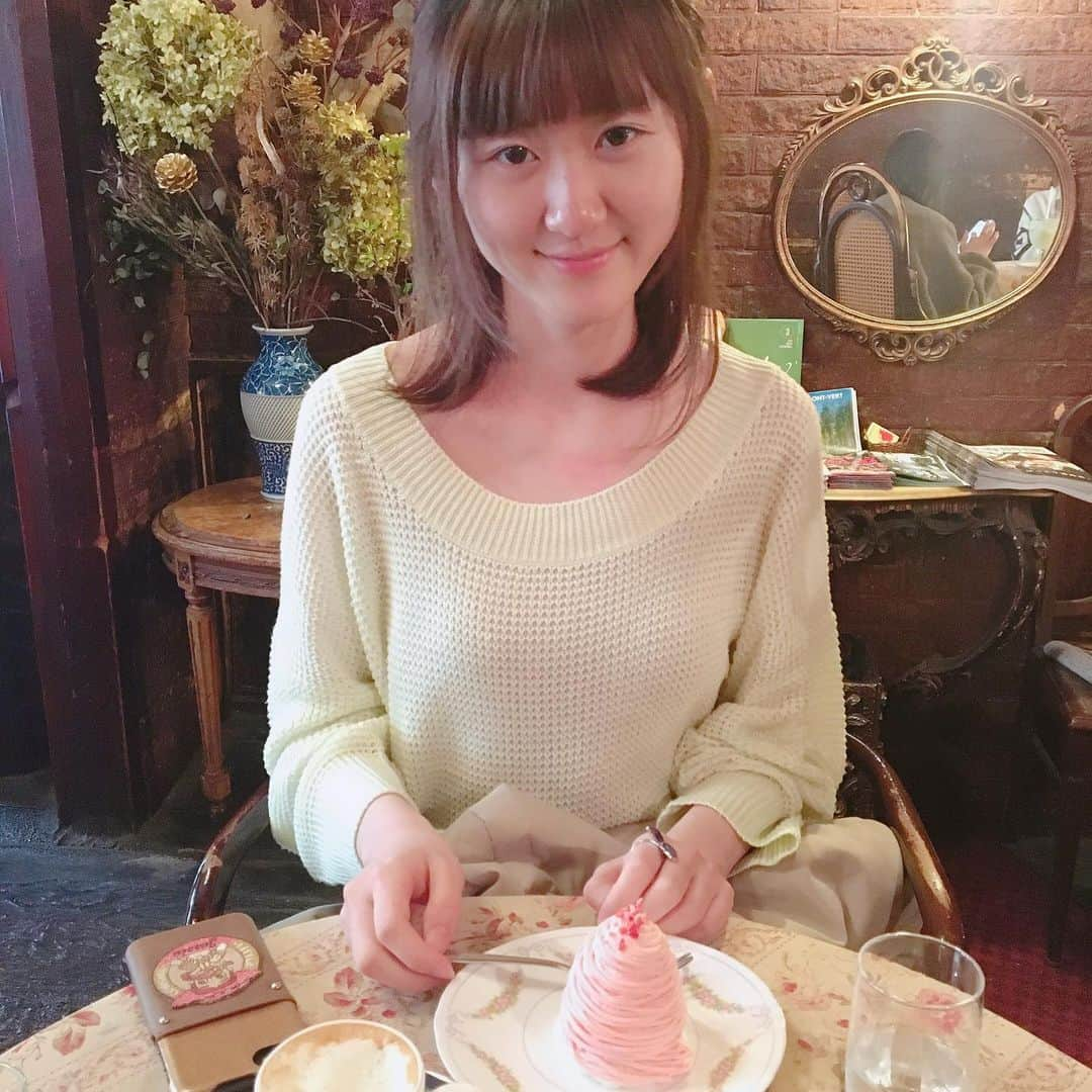 今井彩里衣さんのインスタグラム写真 - (今井彩里衣Instagram)「吉祥寺散策~ カフェゆりあむぺるへ☕️ 並ばずに入ることができて 店内はもちろん、トイレまでお洒落でした✨✨ モンブラン美味しかった😋  #吉祥寺カフェ  #ゆりあむぺる #かふぇすたぐらむ  #かふぇめぐり #ゆりあぺむぺる  #女子大生」3月20日 23時08分 - sally__1221