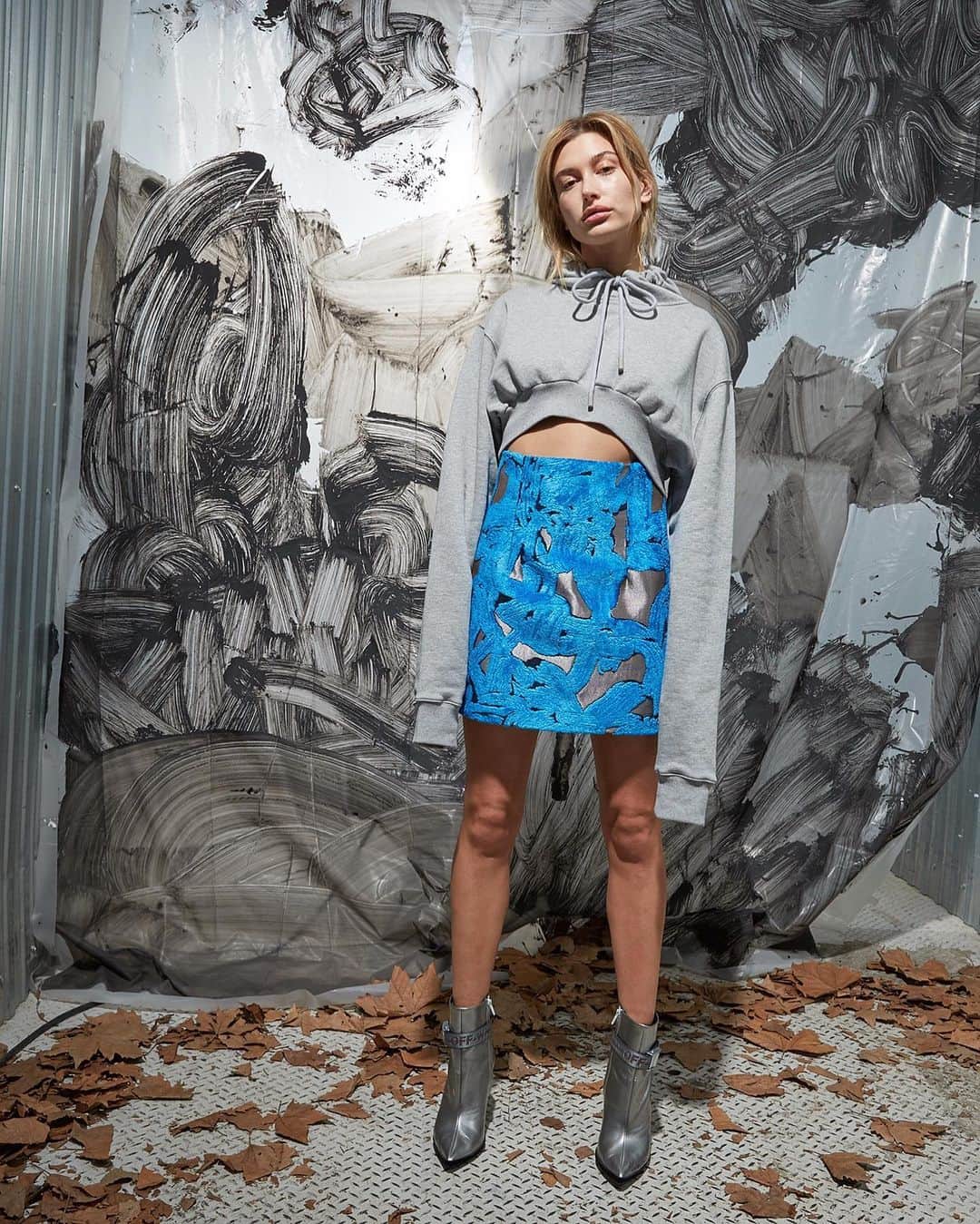 OFF-WHITE C/O VIRGIL ABLOHさんのインスタグラム写真 - (OFF-WHITE C/O VIRGIL ABLOHInstagram)「@haileybieber fw17 women’s Off-White™ runway show titled “Nothing New”」3月20日 23時09分 - off____white
